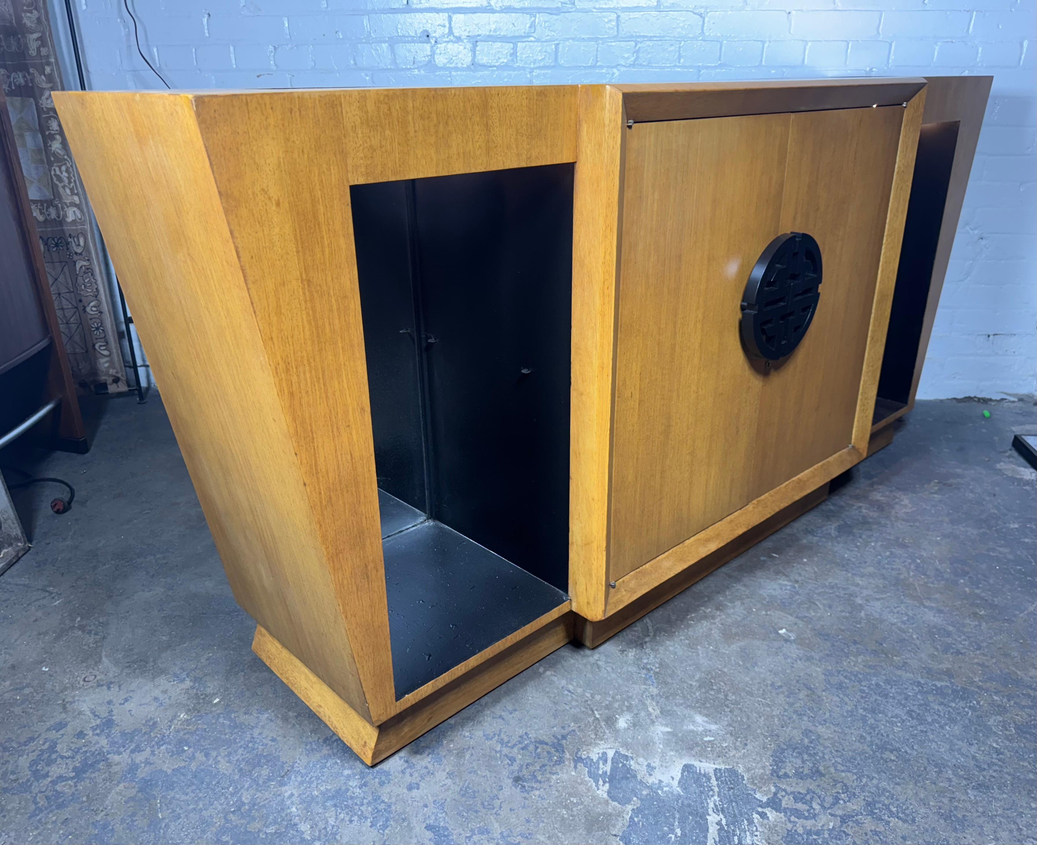 Impresionante Asiático Modernista / Deco Gabinete . credenza , bar. attr. James Mont Moderno de mediados de siglo en venta