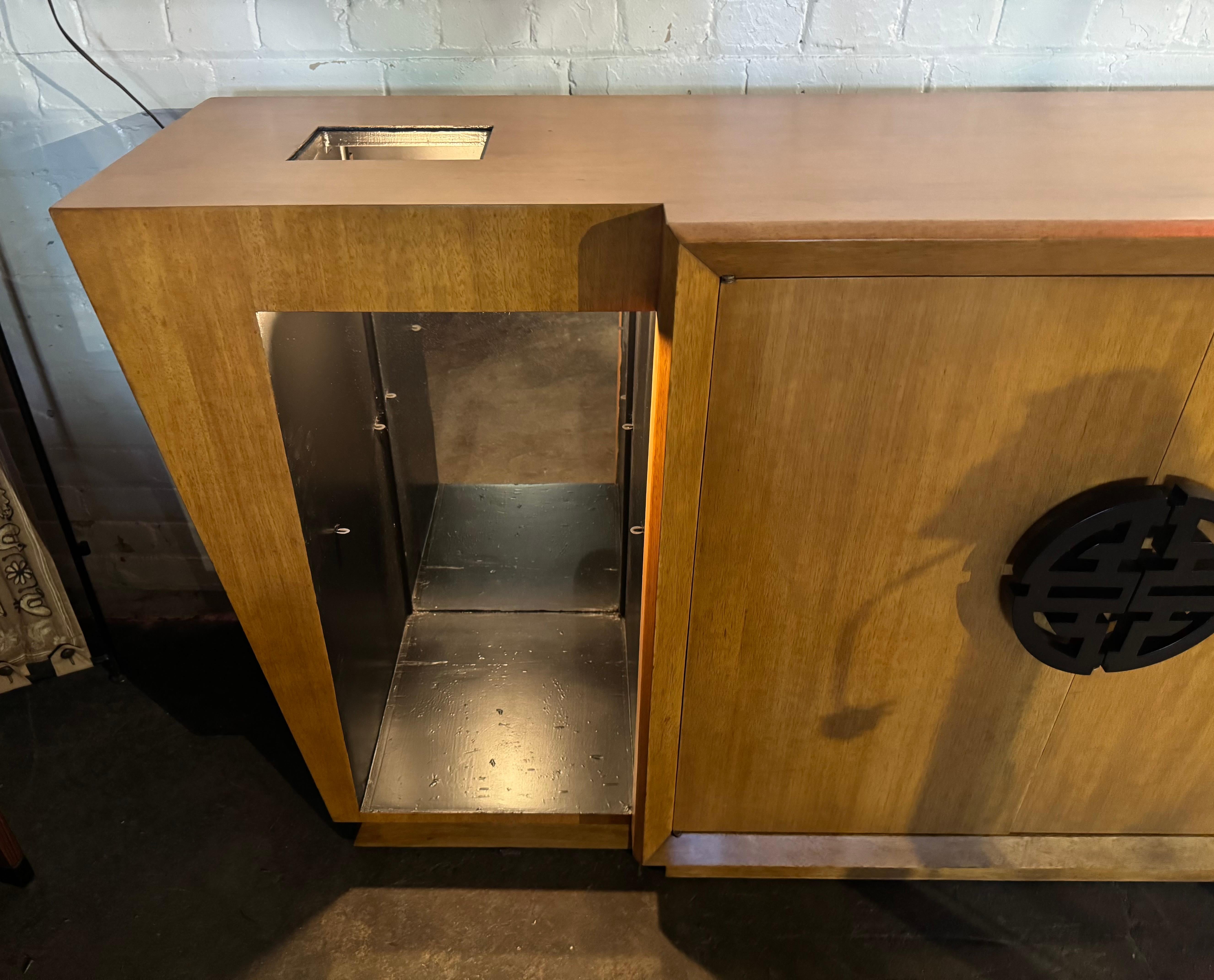Impresionante Asiático Modernista / Deco Gabinete . credenza , bar. attr. James Mont Estadounidense en venta