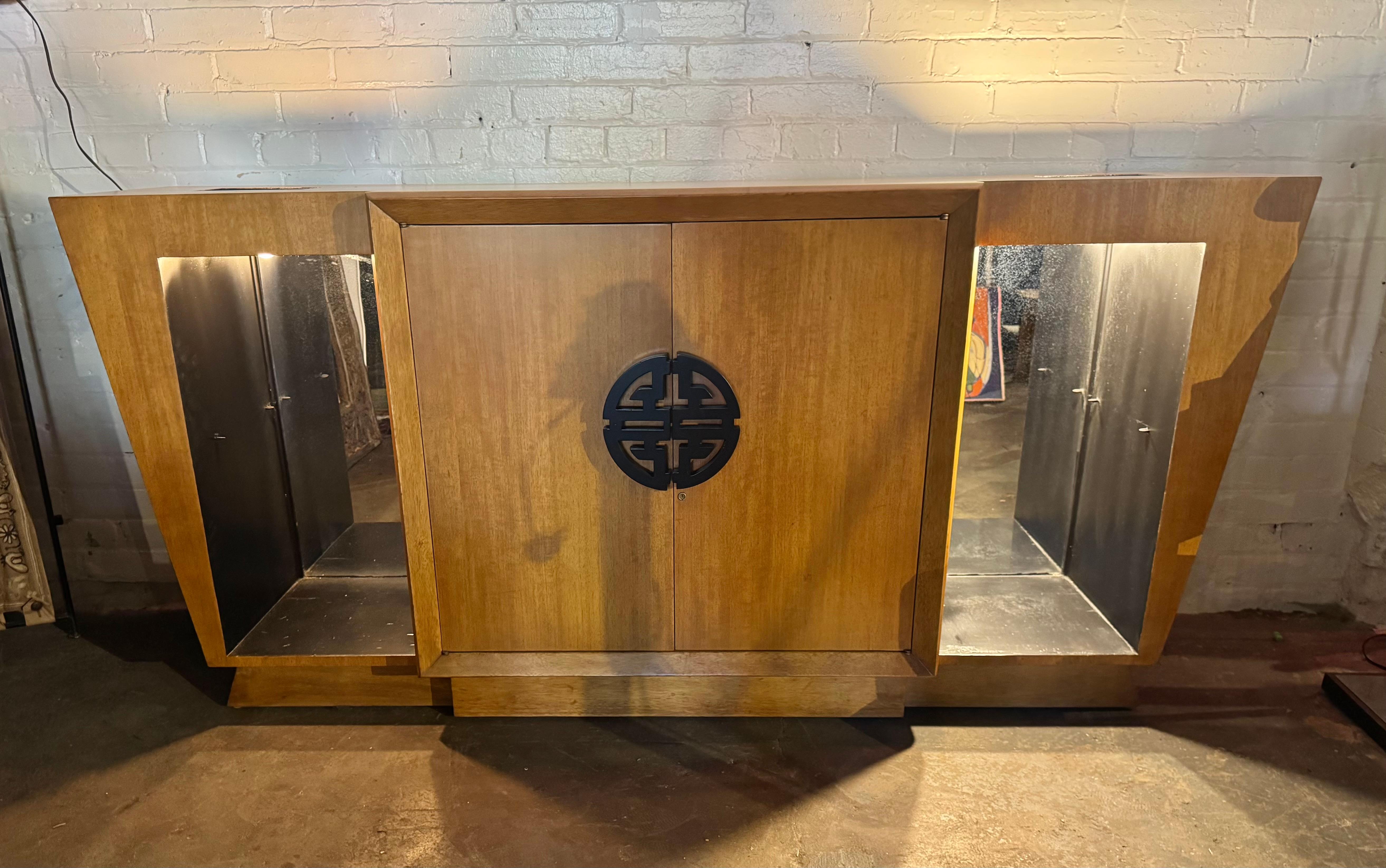 Impresionante Asiático Modernista / Deco Gabinete . credenza , bar. attr. James Mont Lacado en venta