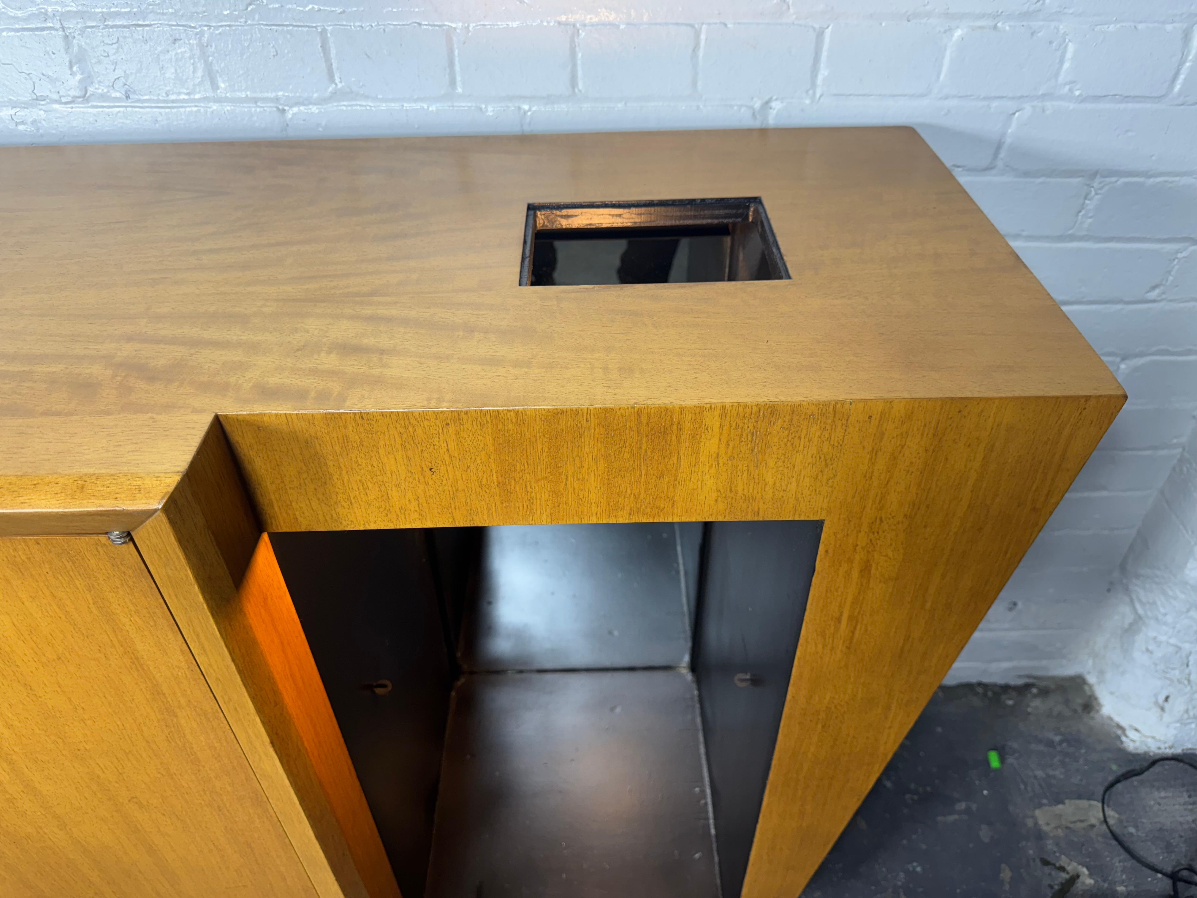 Impresionante Asiático Modernista / Deco Gabinete . credenza , bar. attr. James Mont mediados del siglo XX en venta