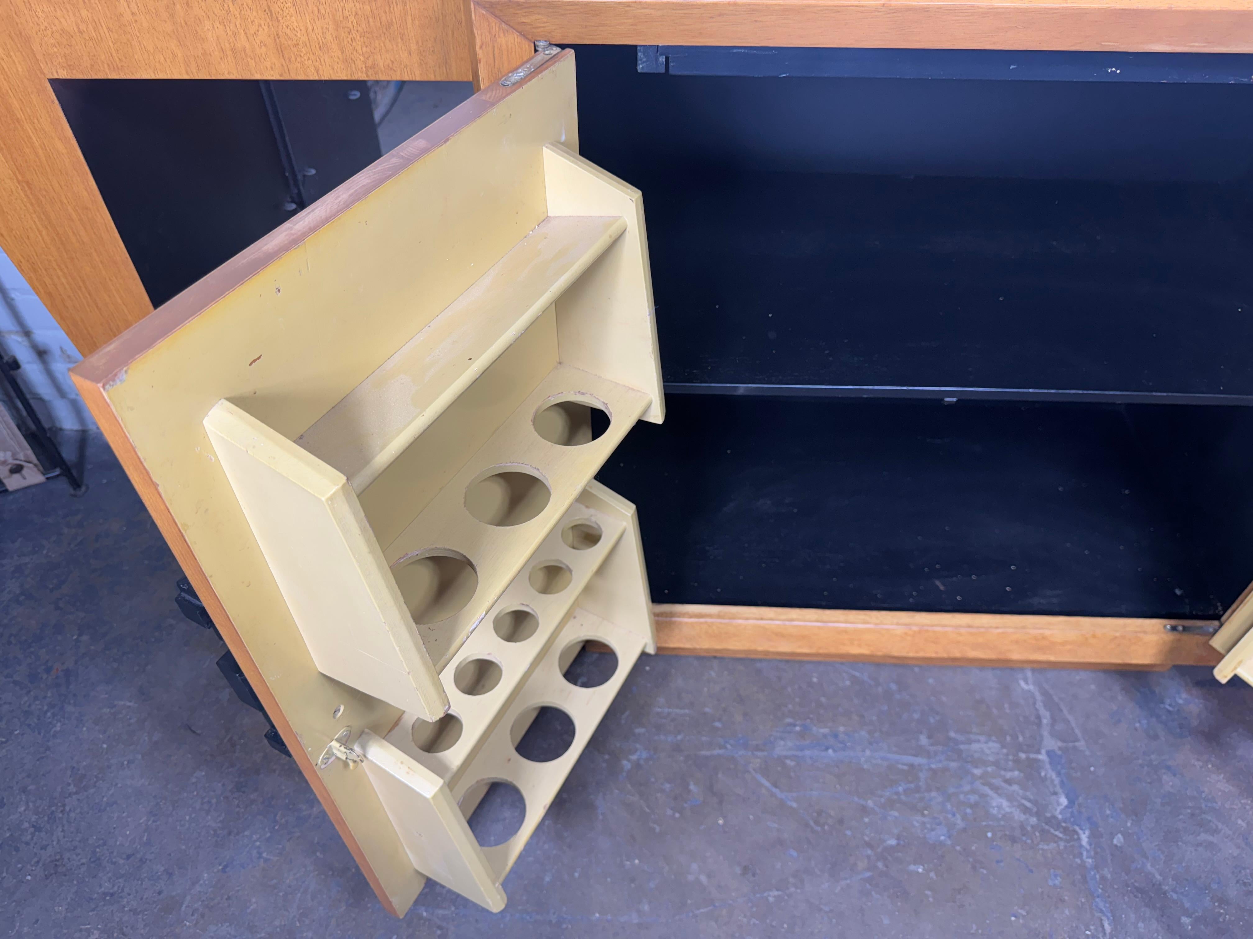 Impresionante Asiático Modernista / Deco Gabinete . credenza , bar. attr. James Mont Madera en venta