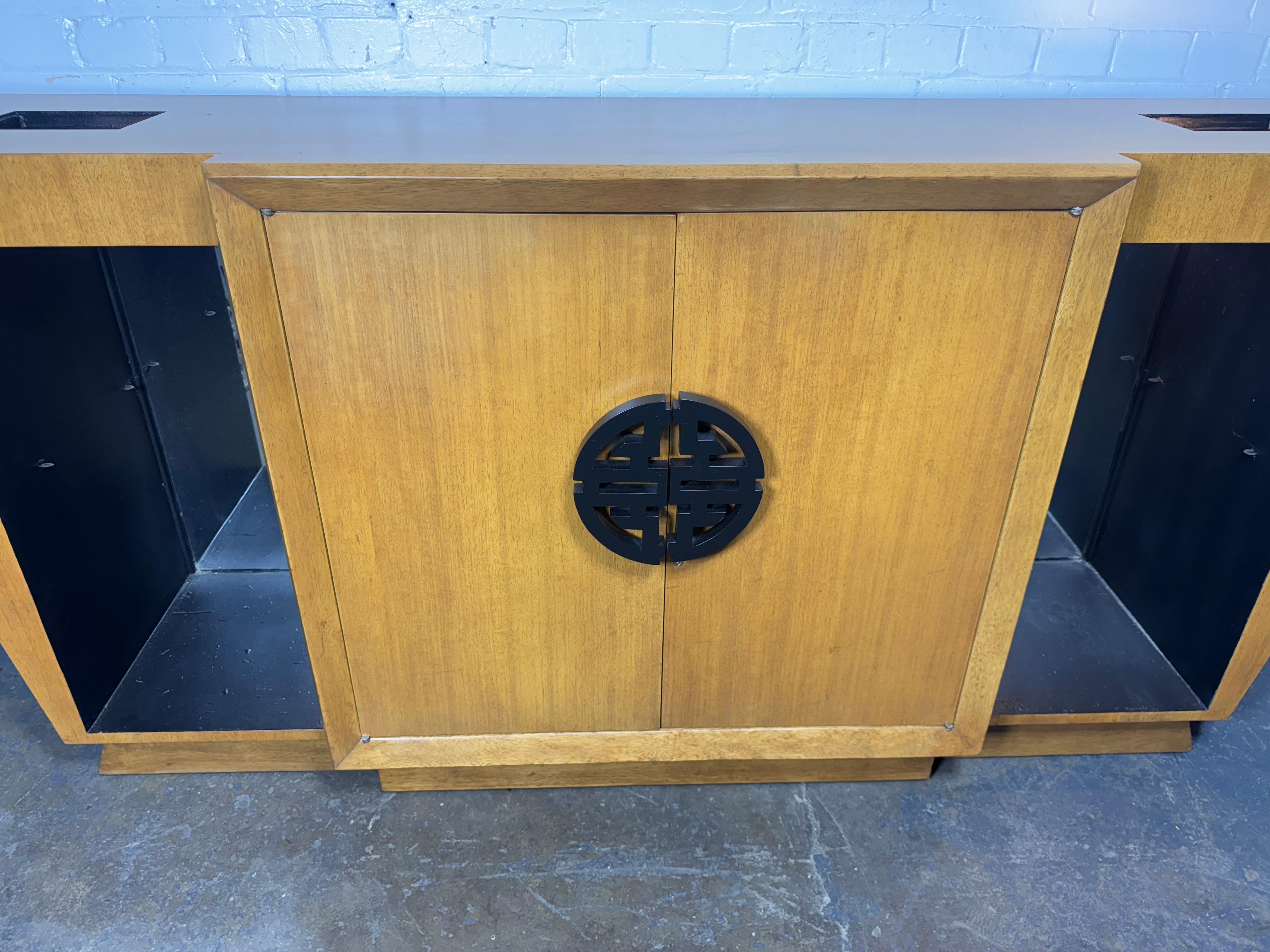 Impresionante Asiático Modernista / Deco Gabinete . credenza , bar. attr. James Mont en venta 1