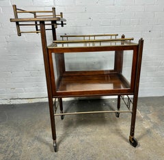 Impresionante carro de bebidas asimétrico de madera, latón y cristal Arts & Crafts