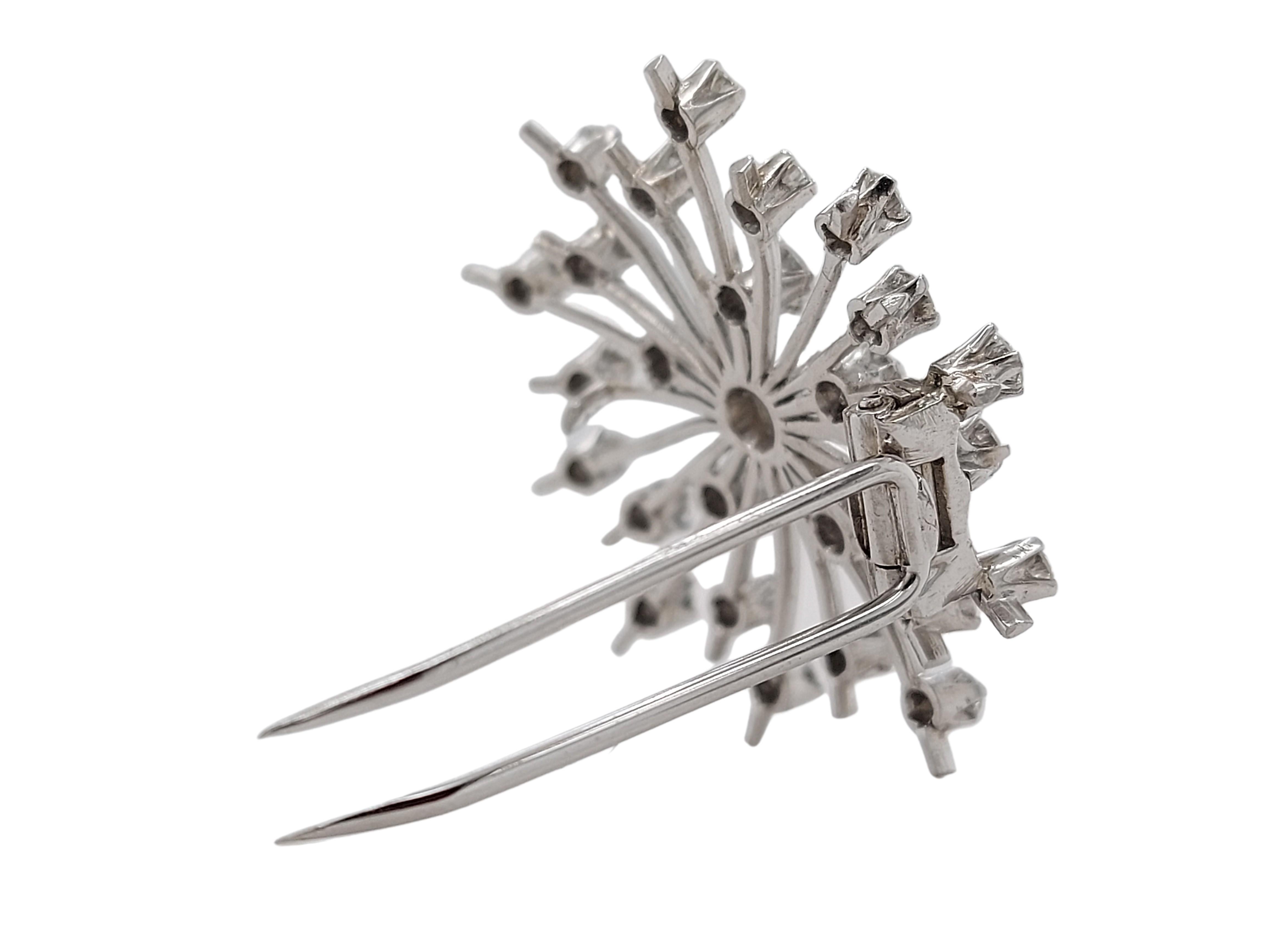 Stunning Attractive 18kt White Gold 2.95ct Diamond Star Brooch In Excellent Condition In Antwerp, BE