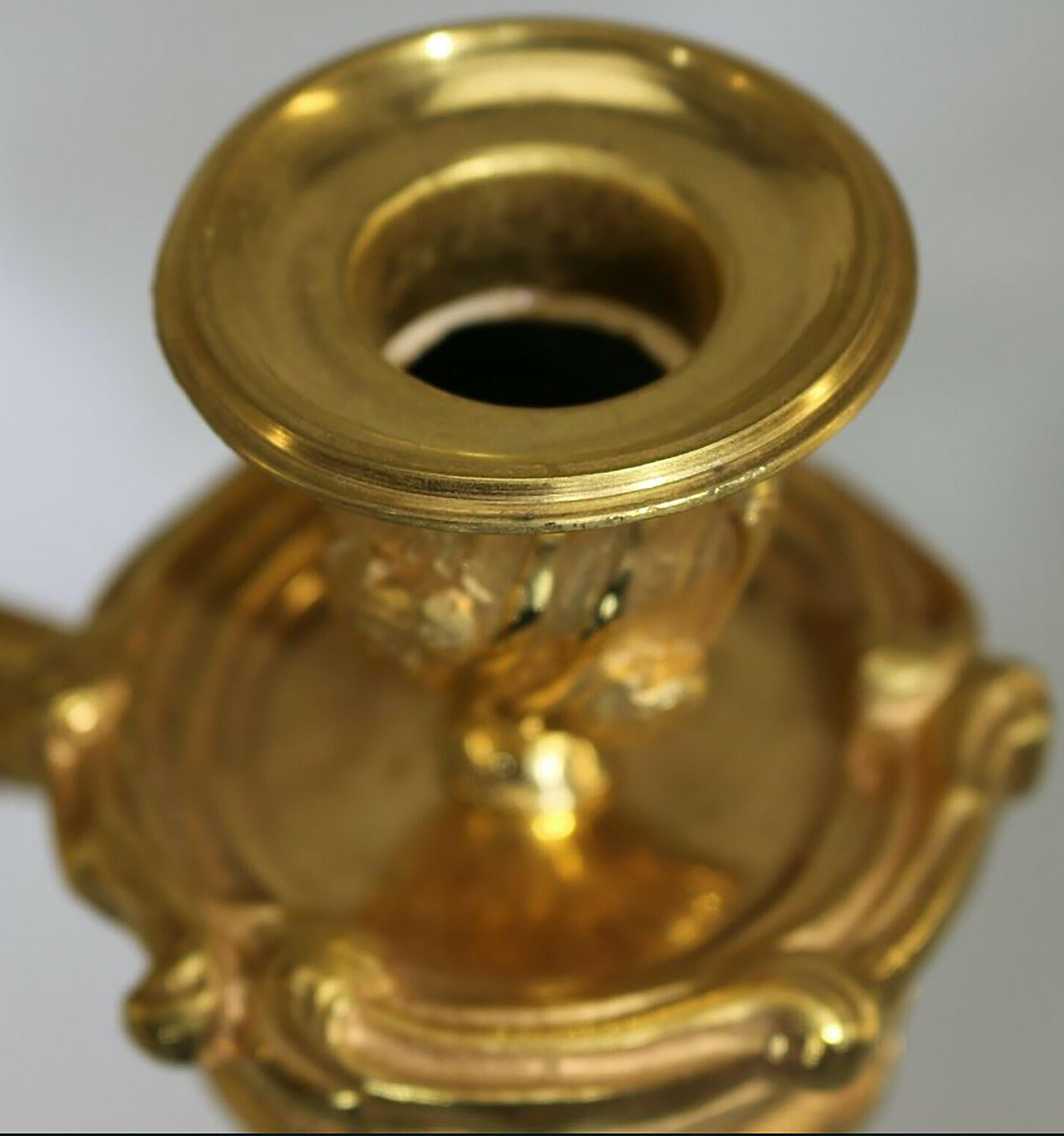 Atemberaubender Baccarat-Kerzenleuchter aus feuervergoldeter Bronze, Napoleon III. im Angebot 1