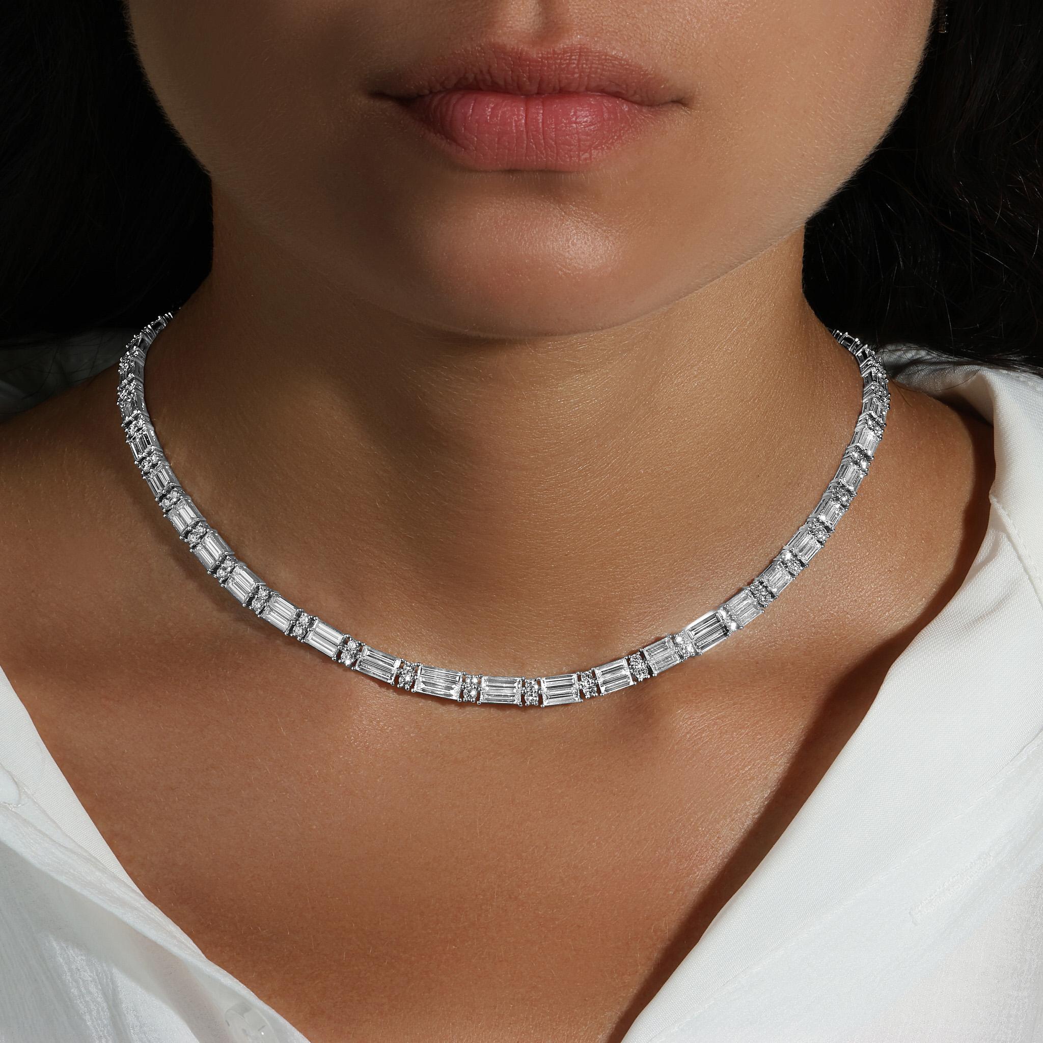 Il est accompagné d'une évaluation gemmologique par la GIA (GG/AJP).
Toutes les pierres précieuses sont naturelles
98 diamants taille baguette = 14,22 carats
98 diamants de taille ronde = 4,00 carats
Métal : Or blanc 18K
Longueur du collier : 16