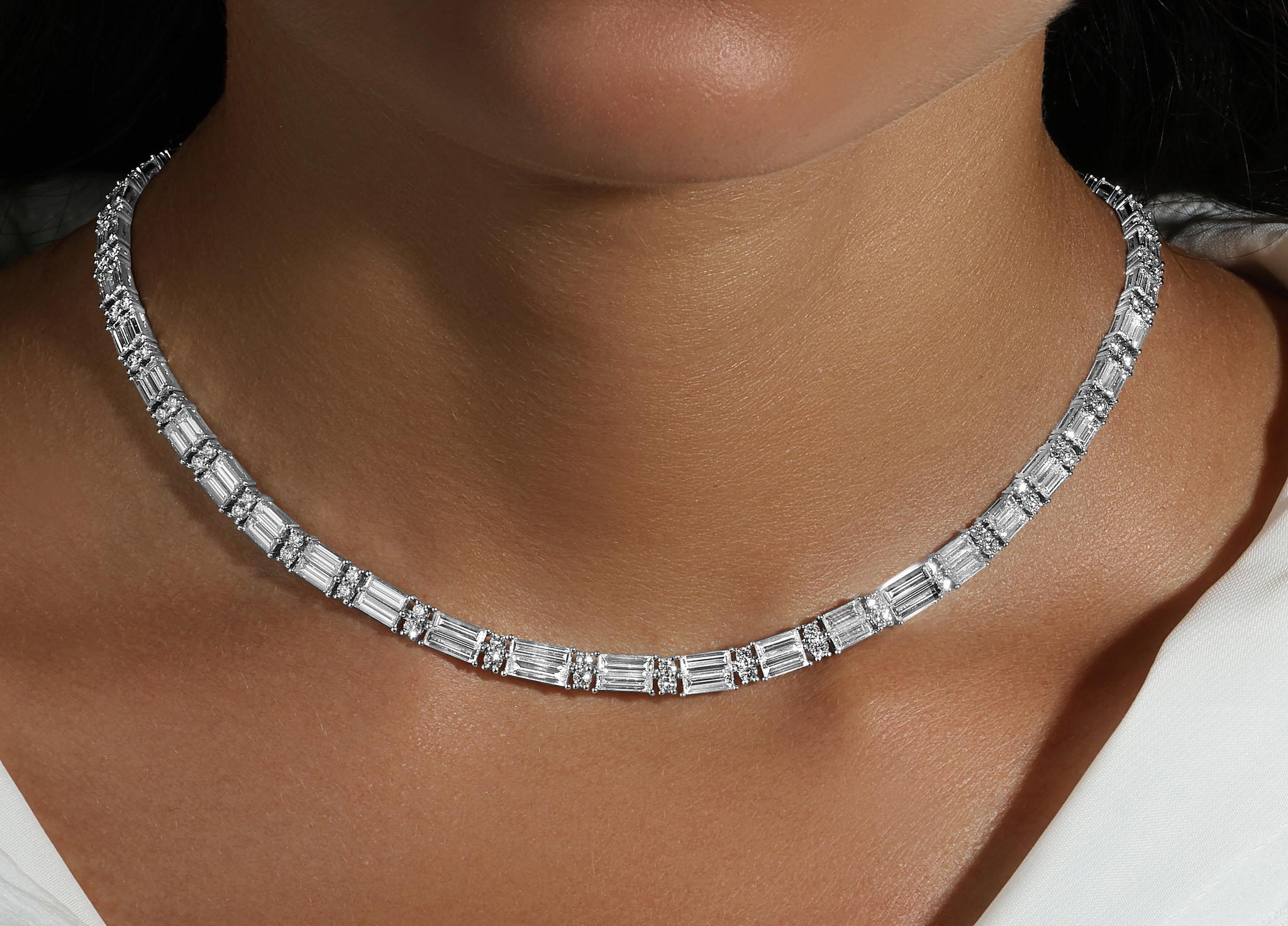 Contemporain Superbe collier de tennis en diamants baguettes et ronds 18,22 carats en or 18 carats en vente
