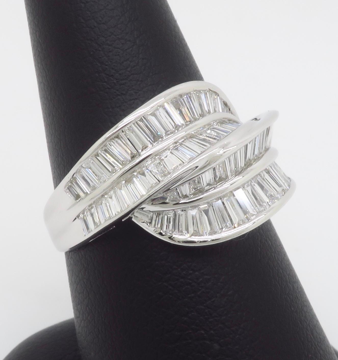 Superbe bague de cocktail en diamant taillé en baguette en vente 5