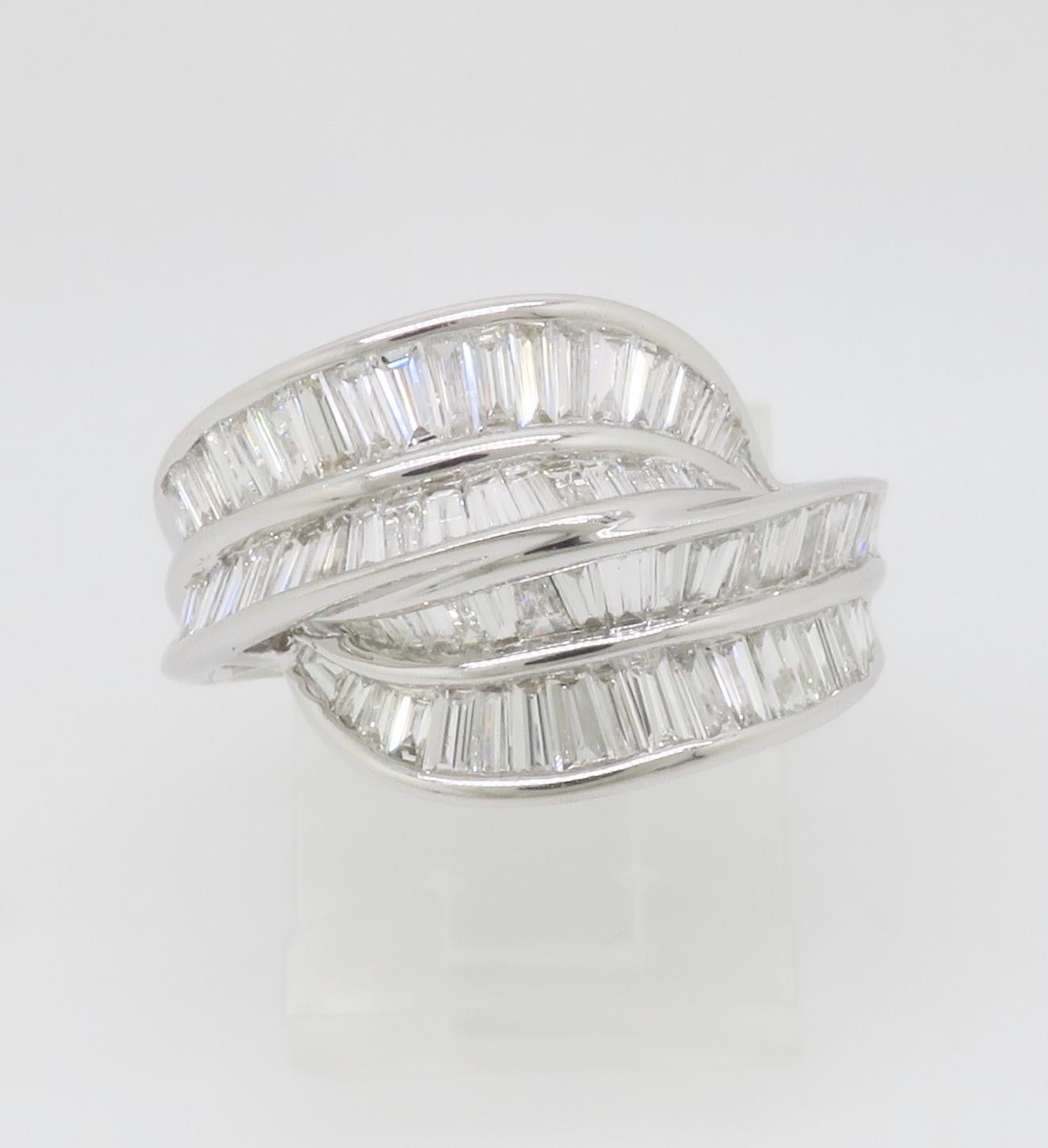 Superbe bague de cocktail en diamant taillé en baguette en vente 6