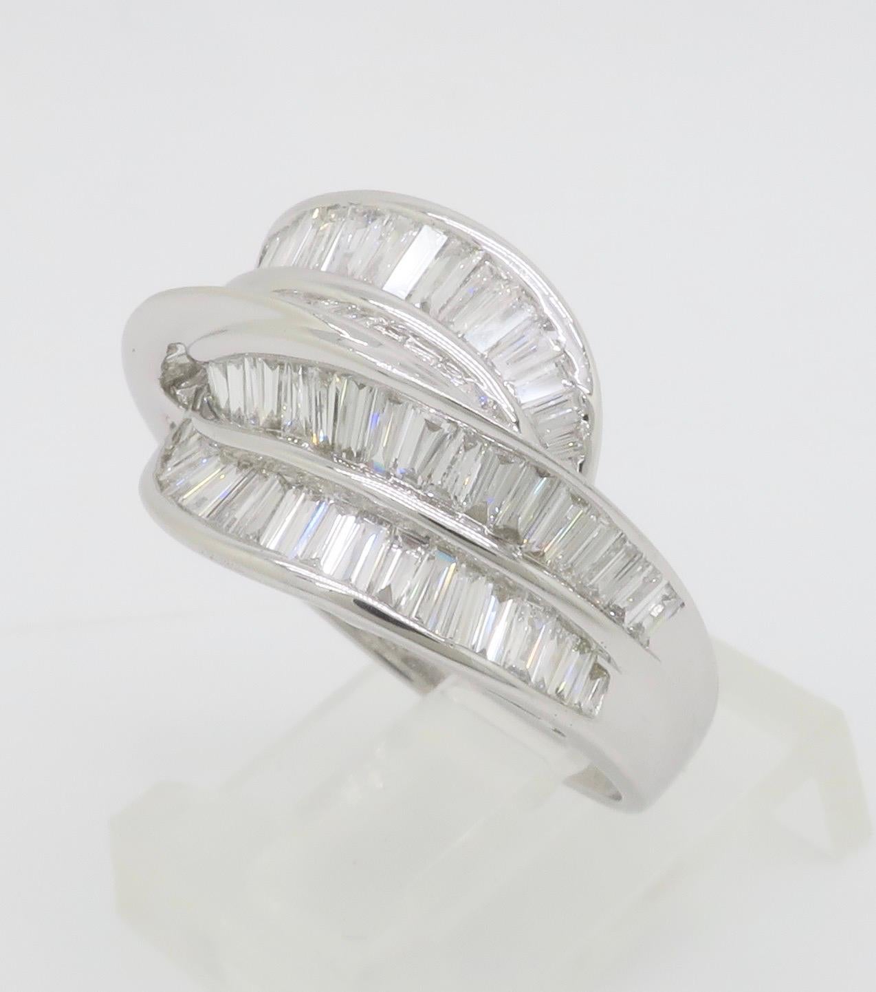 Superbe bague de cocktail en diamant taillé en baguette en vente 7