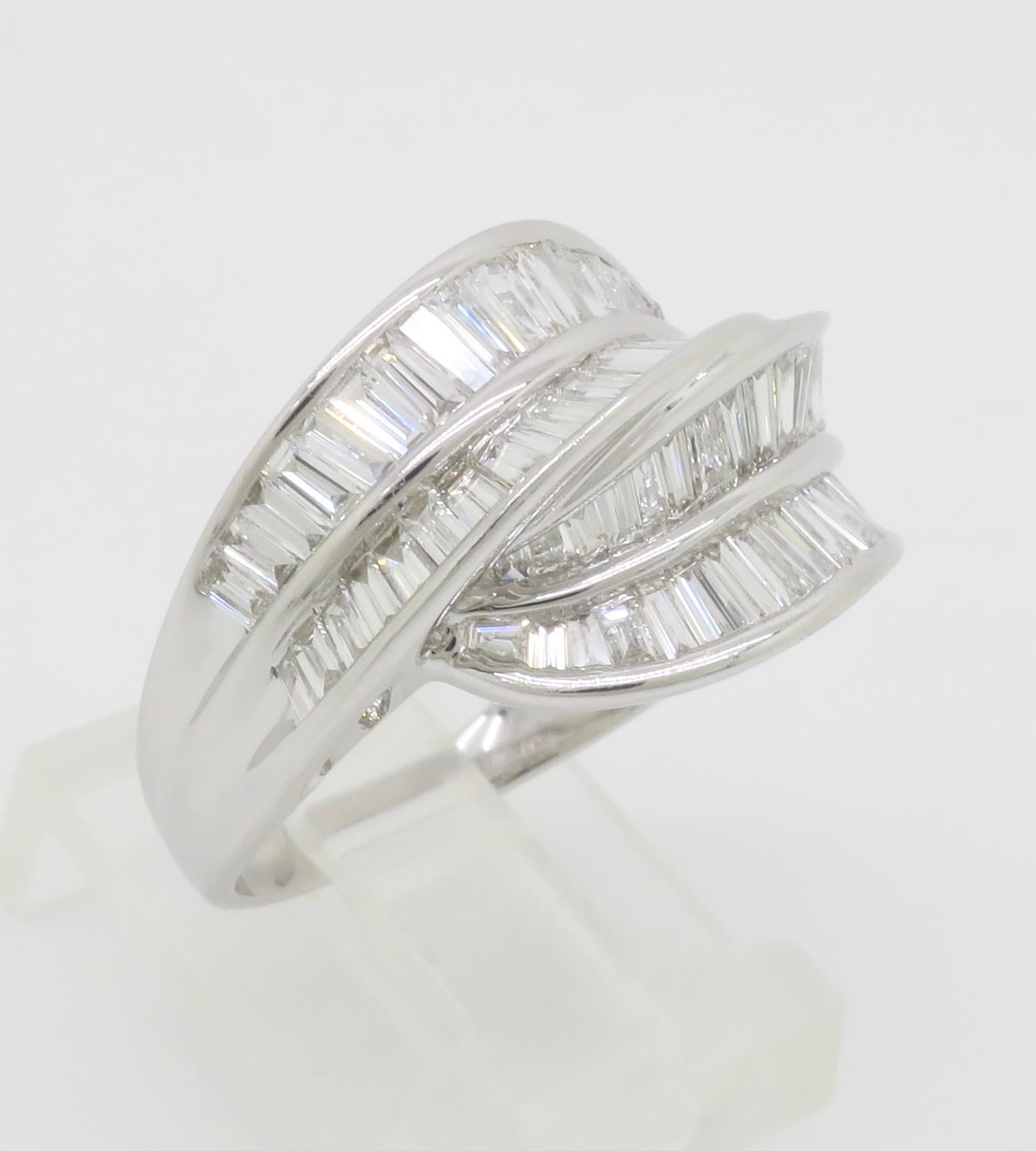 Superbe bague de cocktail en diamant taillé en baguette en vente 8