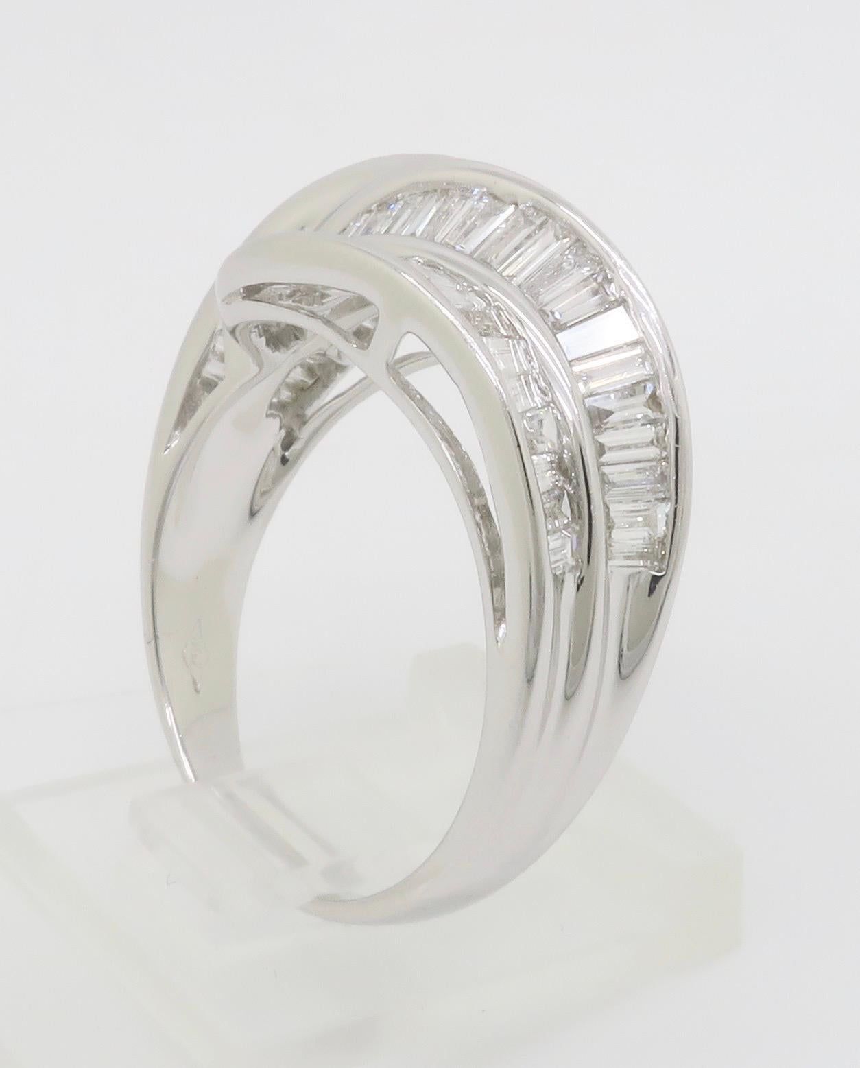 Superbe bague de cocktail en diamant taillé en baguette en vente 9