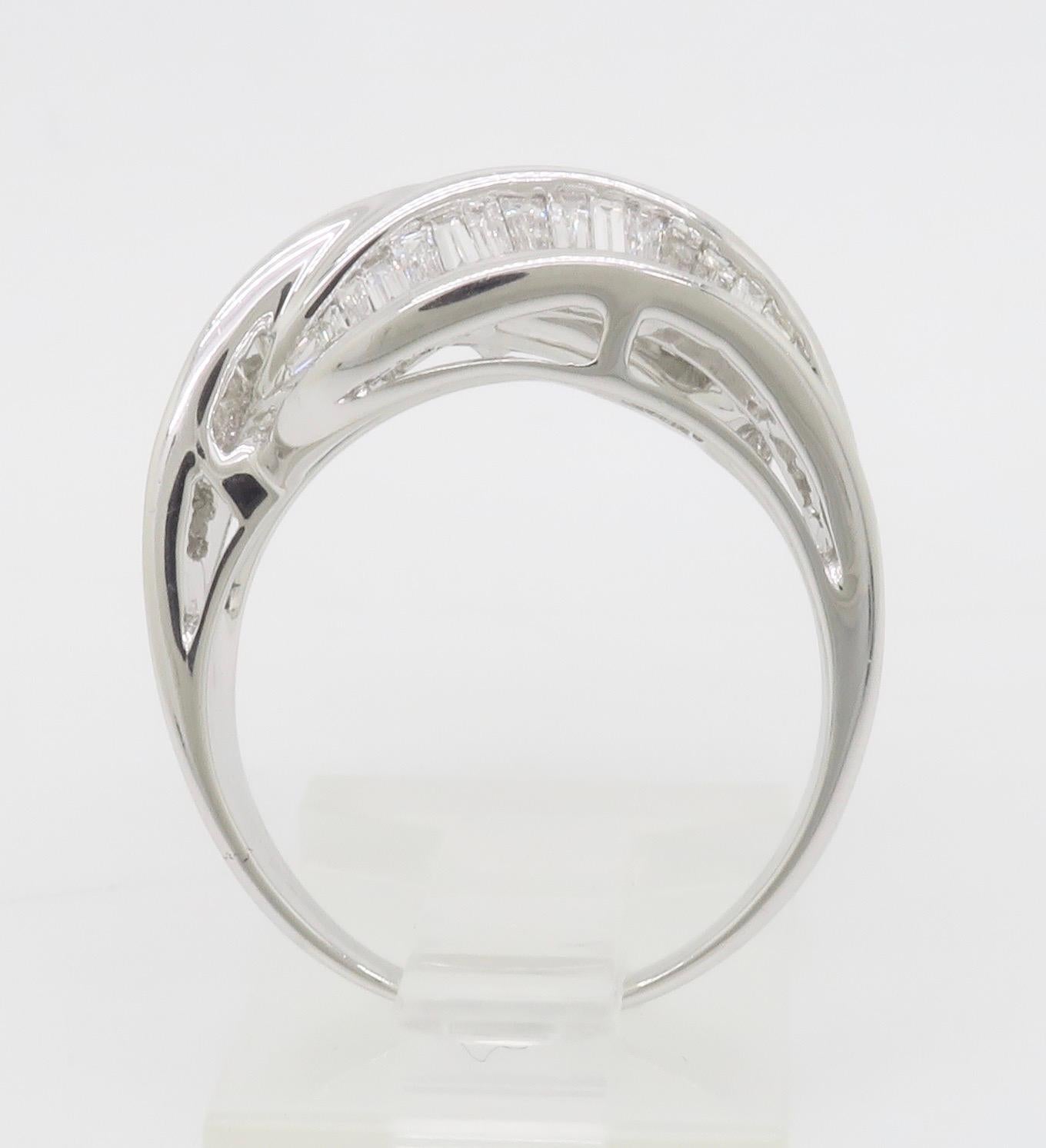 Superbe bague de cocktail en diamant taillé en baguette en vente 10