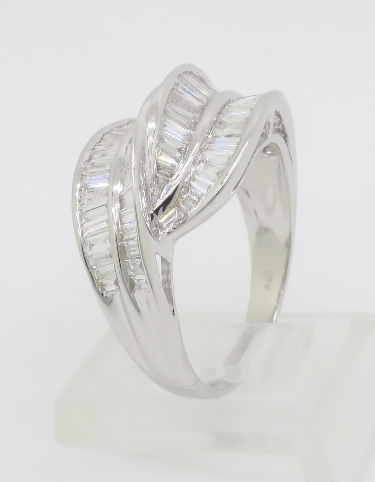 Superbe bague de cocktail en diamant taillé en baguette en vente 11