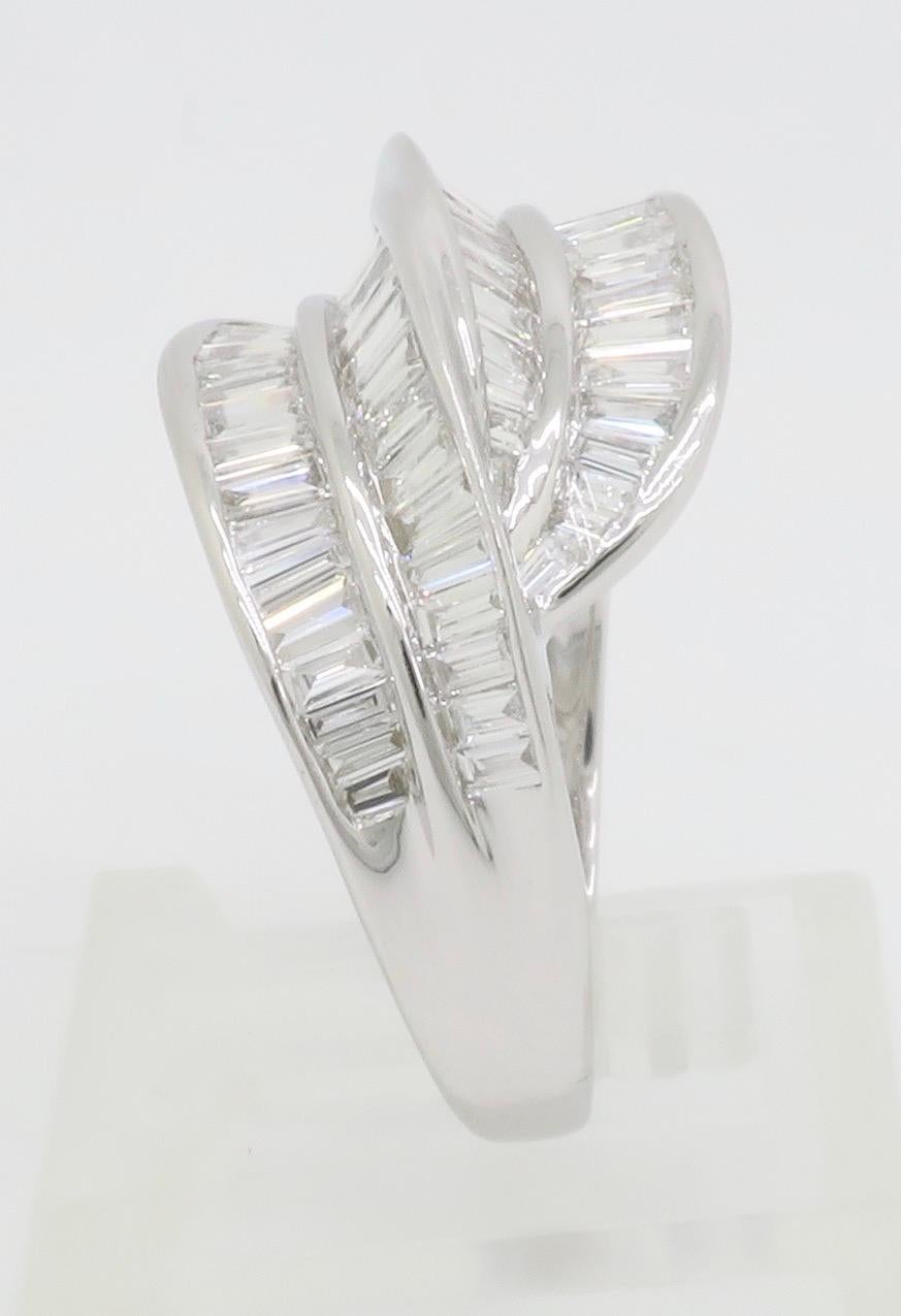Superbe bague de cocktail en diamant taillé en baguette en vente 12