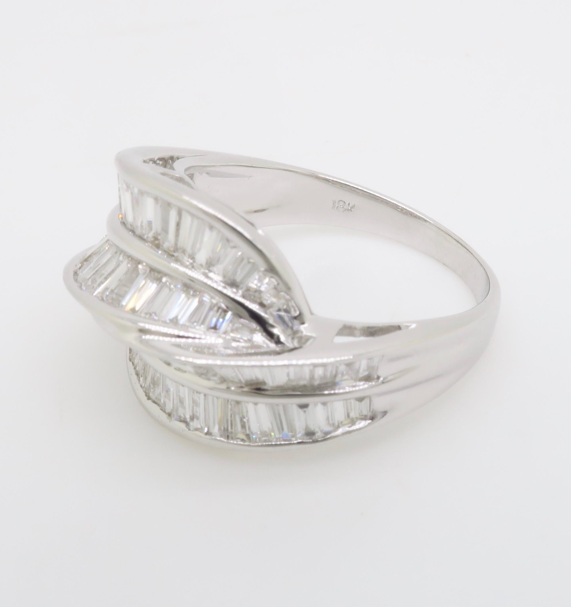 Superbe bague de cocktail en diamant taillé en baguette en vente 13