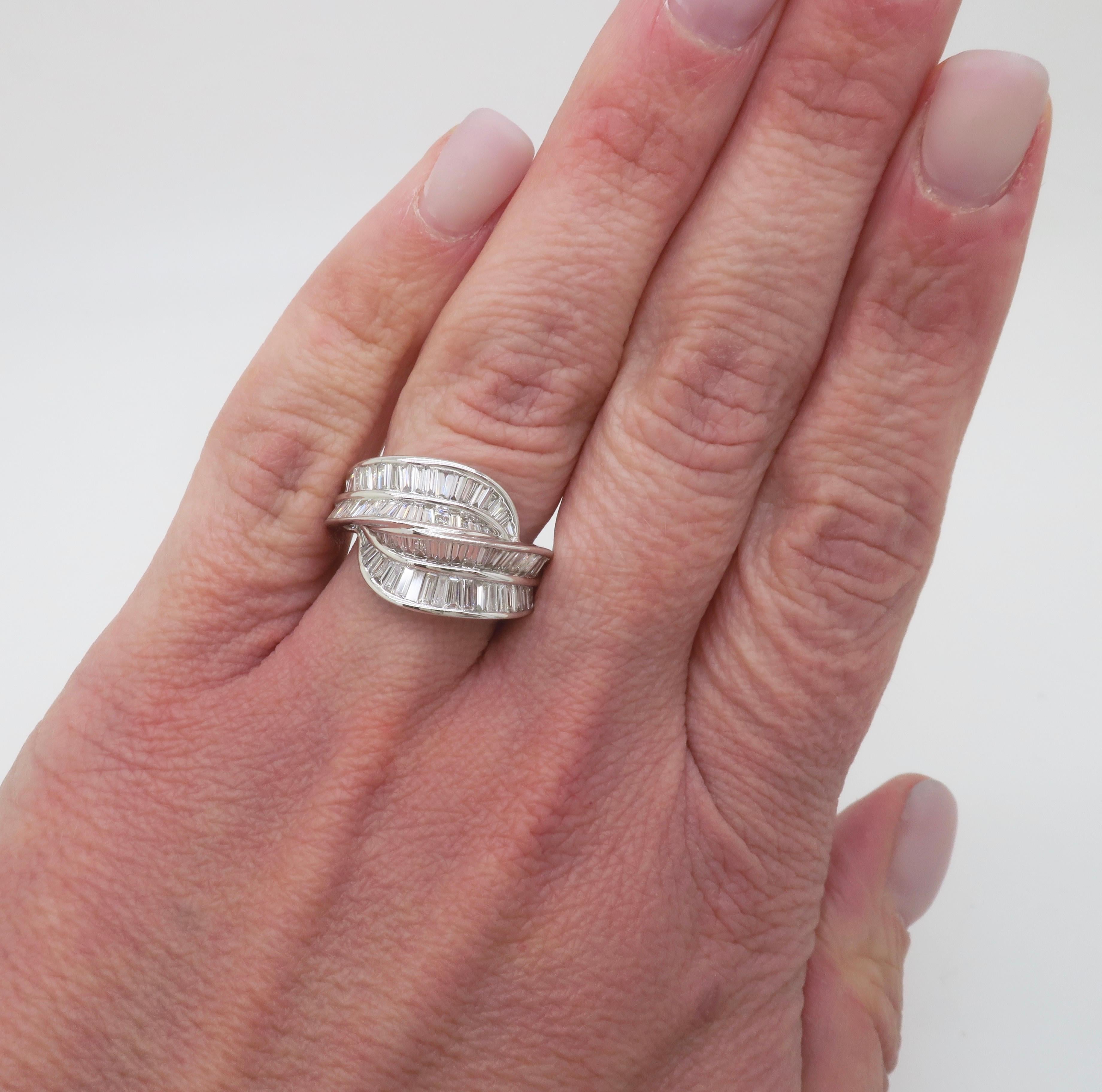 Magnifique bague de cocktail en or blanc 18k ornée de diamants baguettes de 2.80CTW 

Poids en carats du diamant : 2.80CTW
Taille du diamant : Diamants de taille baguette effilée
Couleur : E-G
Clarté : VS1-SI1
Métal : Or blanc 18k
Estampillé : 