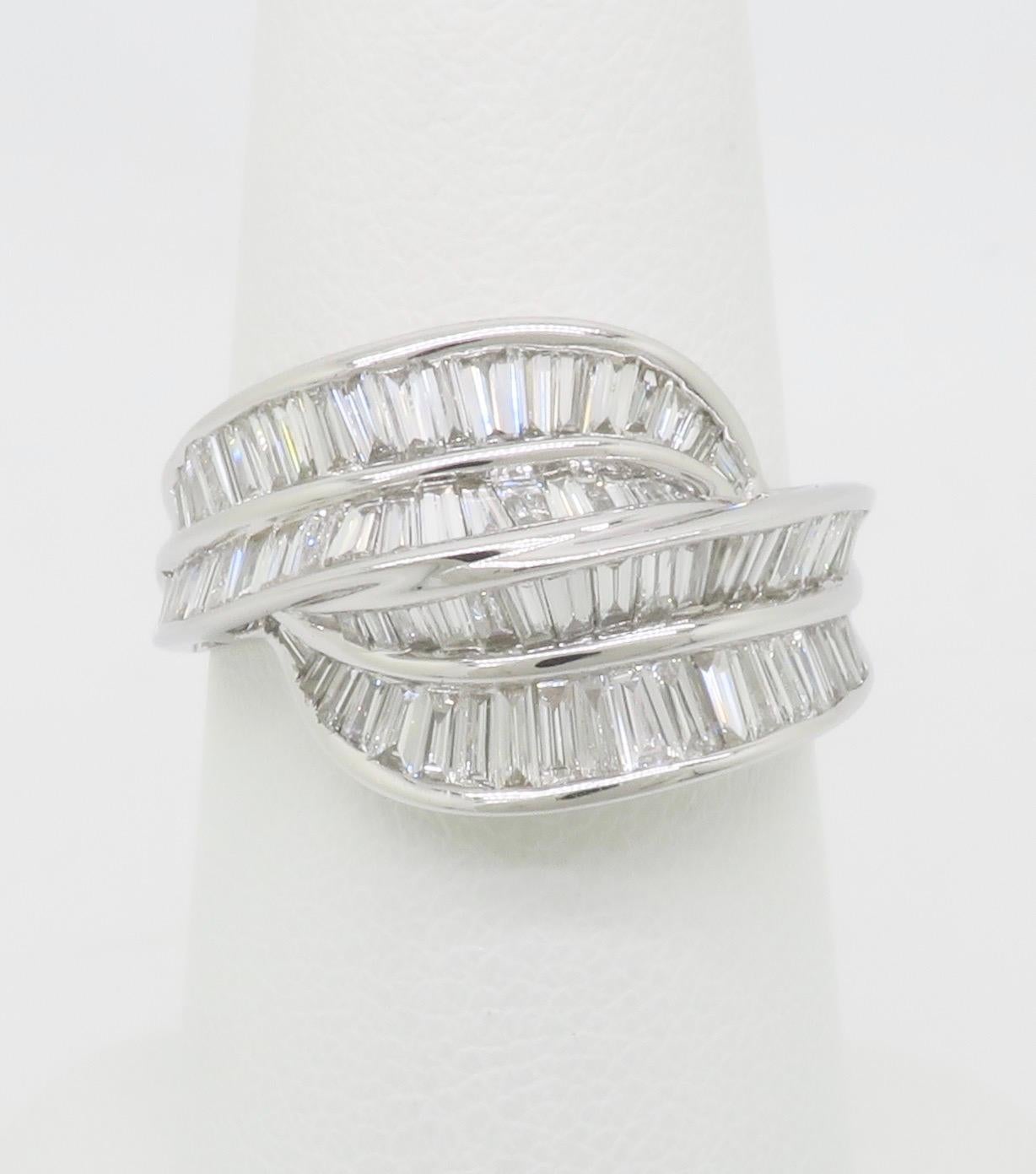 Taille baguette Superbe bague de cocktail en diamant taillé en baguette en vente