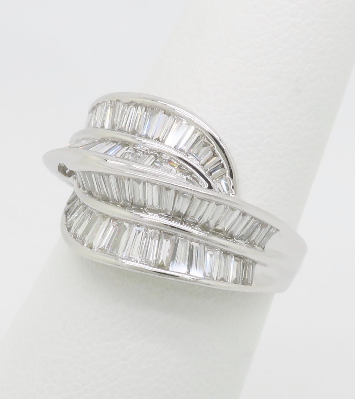 Superbe bague de cocktail en diamant taillé en baguette Neuf - En vente à Webster, NY
