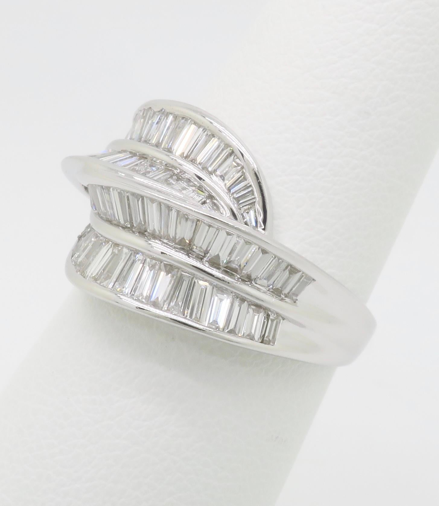 Superbe bague de cocktail en diamant taillé en baguette Unisexe en vente