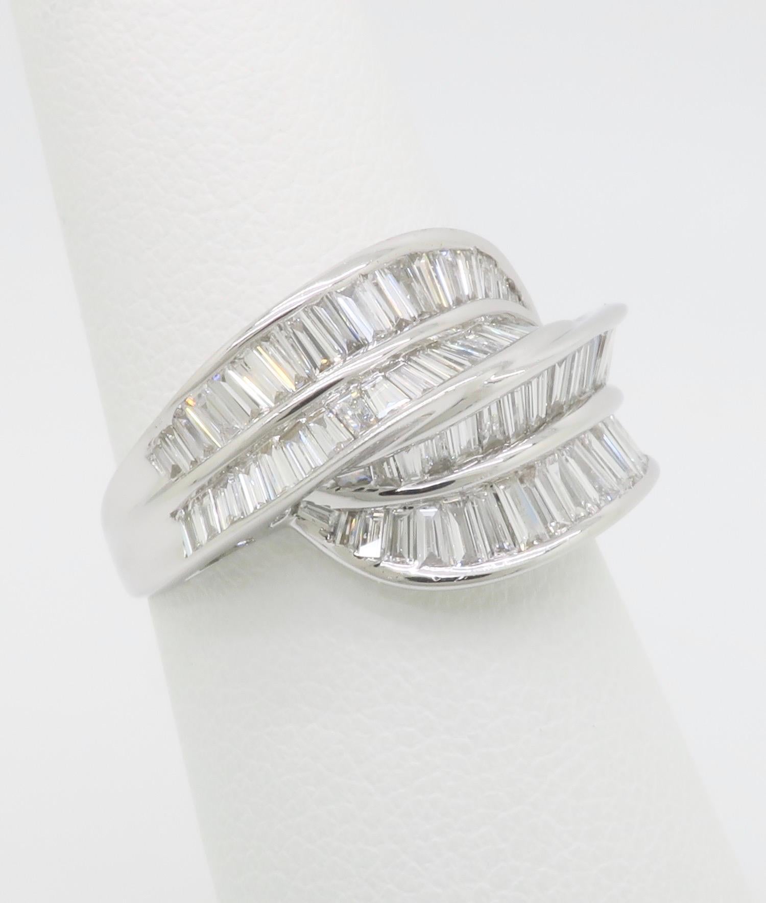 Superbe bague de cocktail en diamant taillé en baguette en vente 1