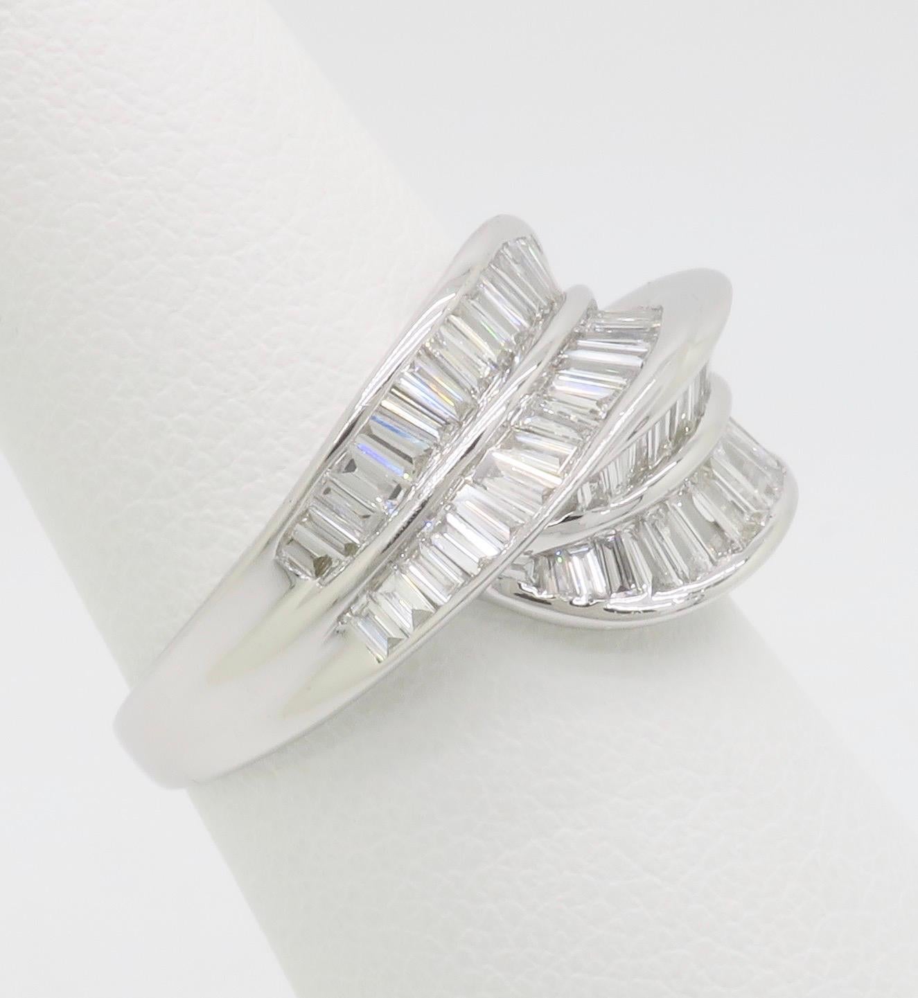 Superbe bague de cocktail en diamant taillé en baguette en vente 2