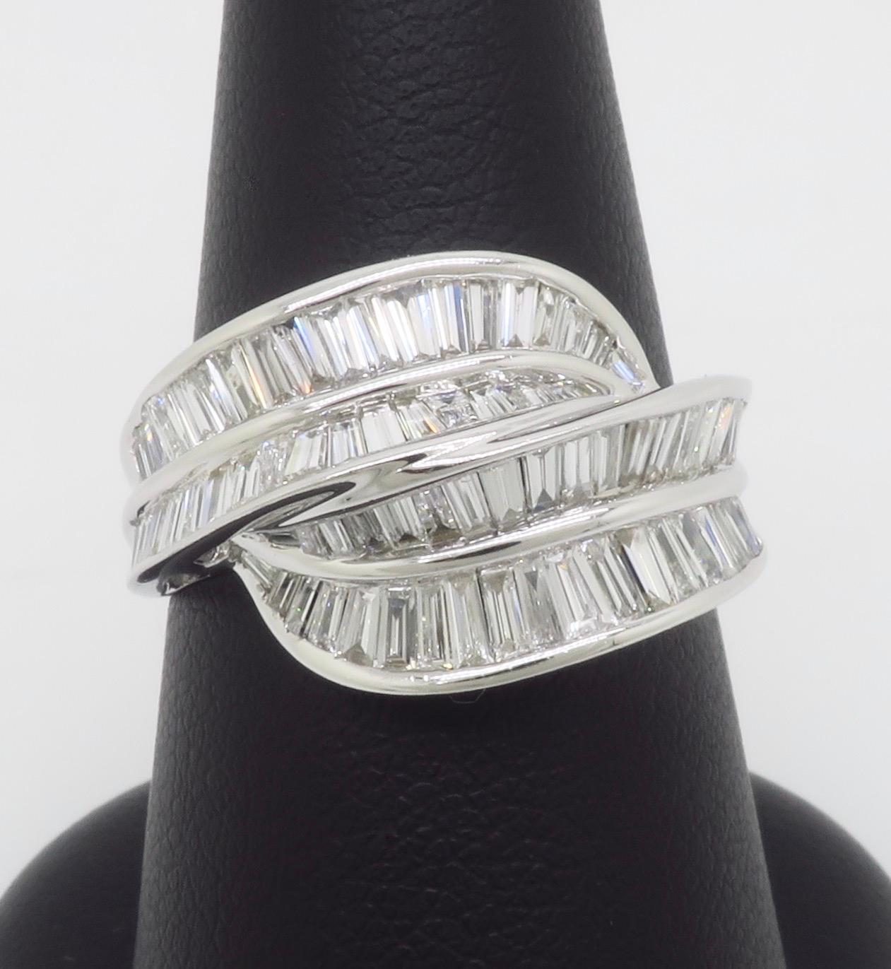 Superbe bague de cocktail en diamant taillé en baguette en vente 3