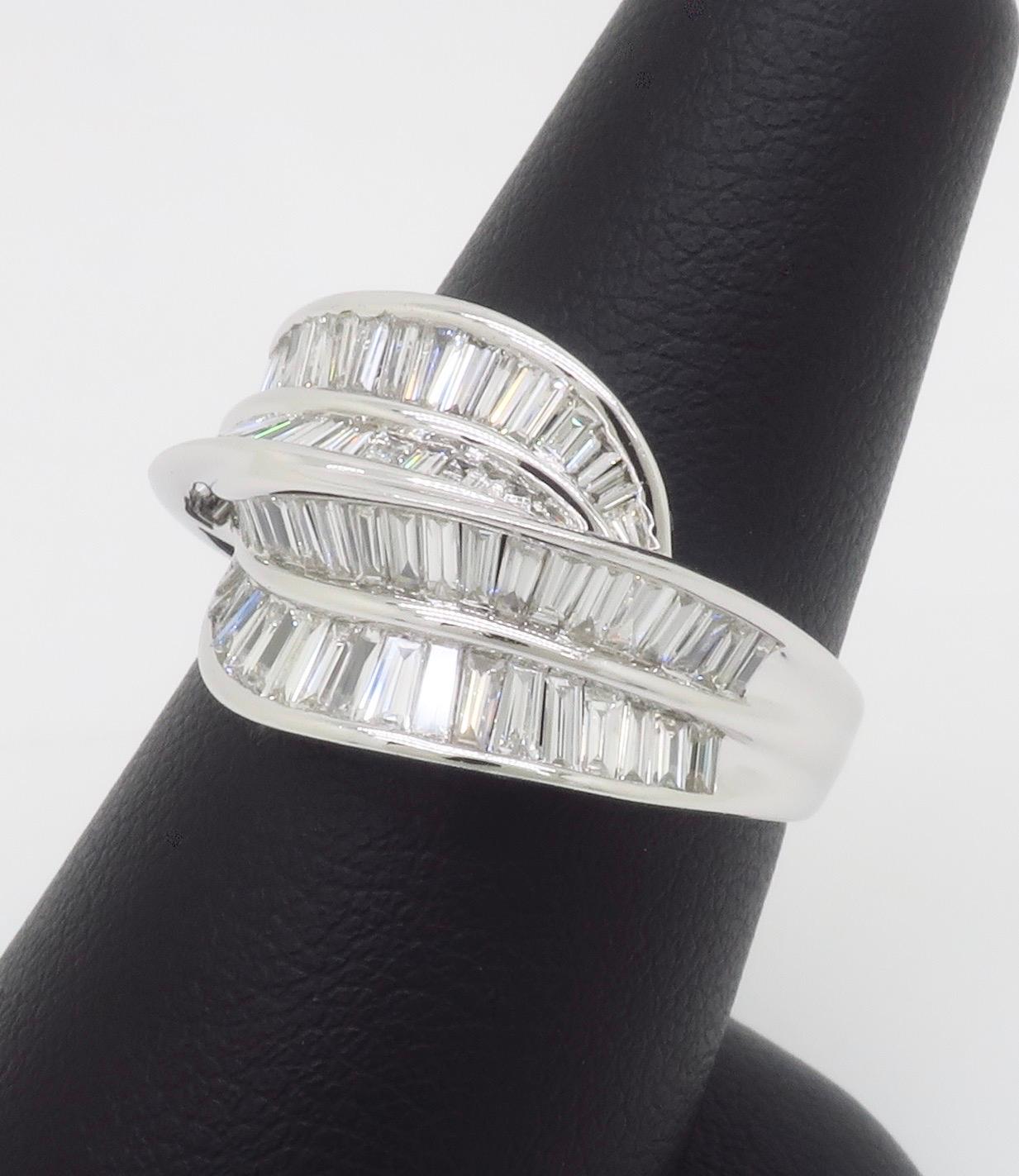Superbe bague de cocktail en diamant taillé en baguette en vente 4
