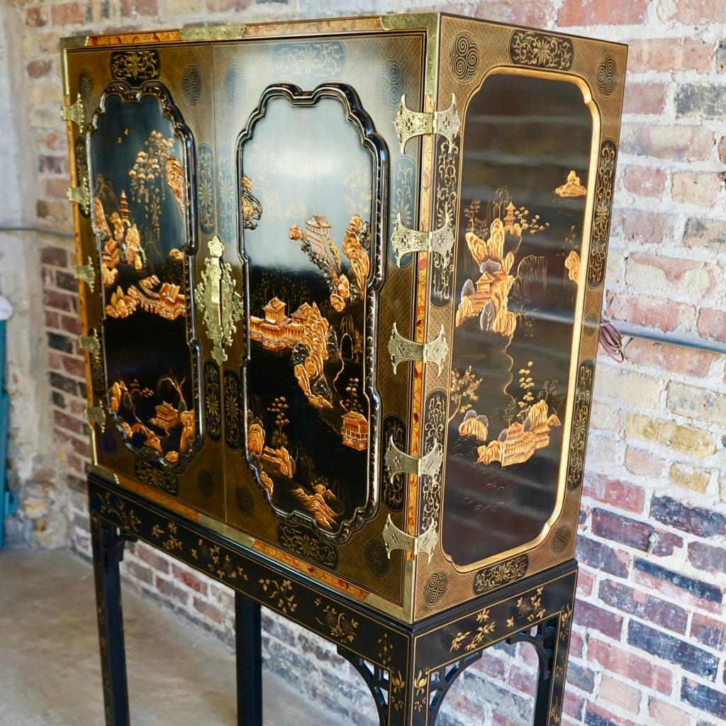 Chinese Chippendale Stunning Baker Furniture Ornate Chinoiserie Lacquered Bar Cabinet on Stand For Sale