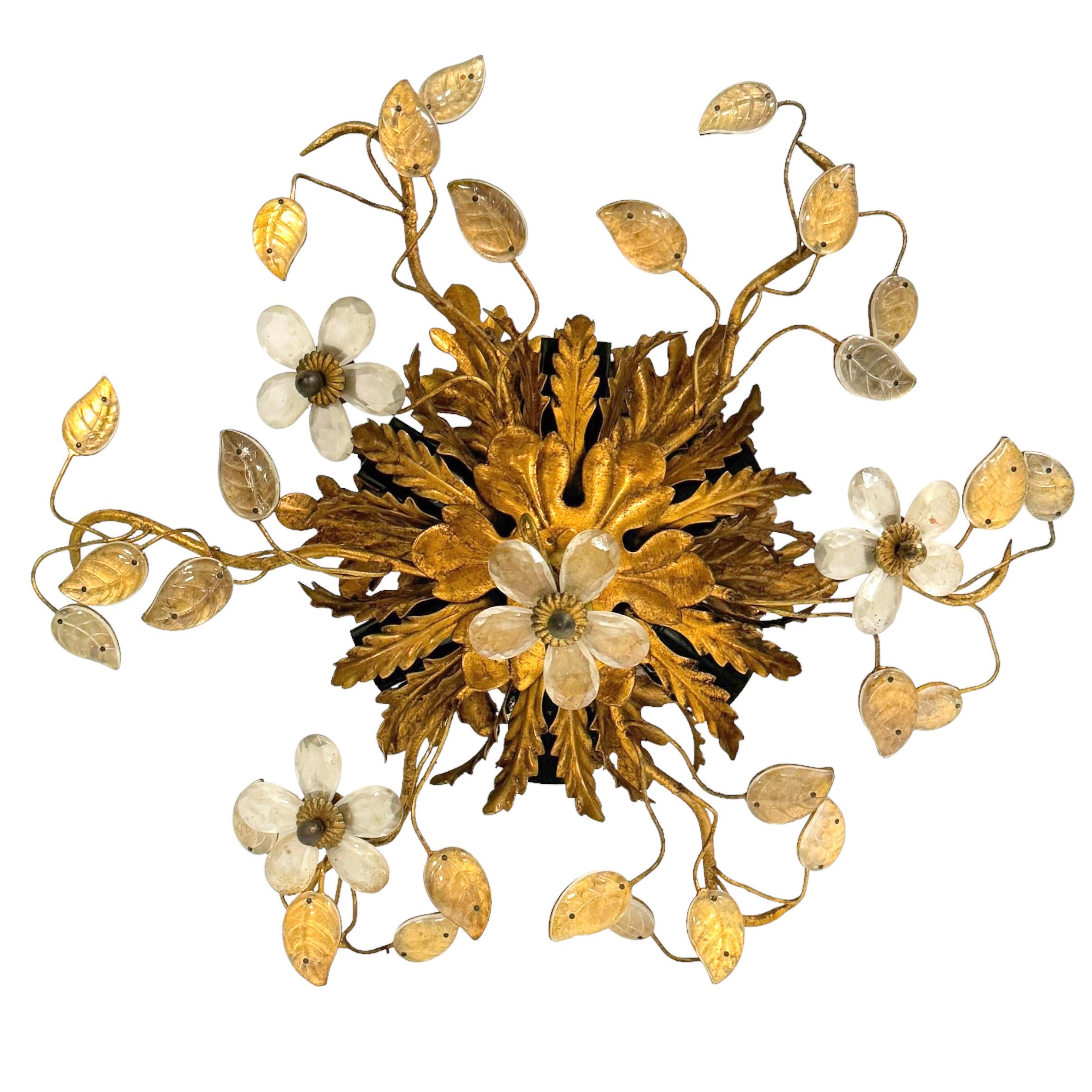 Ajoutez une touche d'opulence à votre intérieur avec ce charmant luminaire encastré. Parfait design de feuilles d'acanthe dorées avec des fleurs en verre Murano clair et des feuilles en verre Murano coloré sur de fines tiges dorées, pour rehausser
