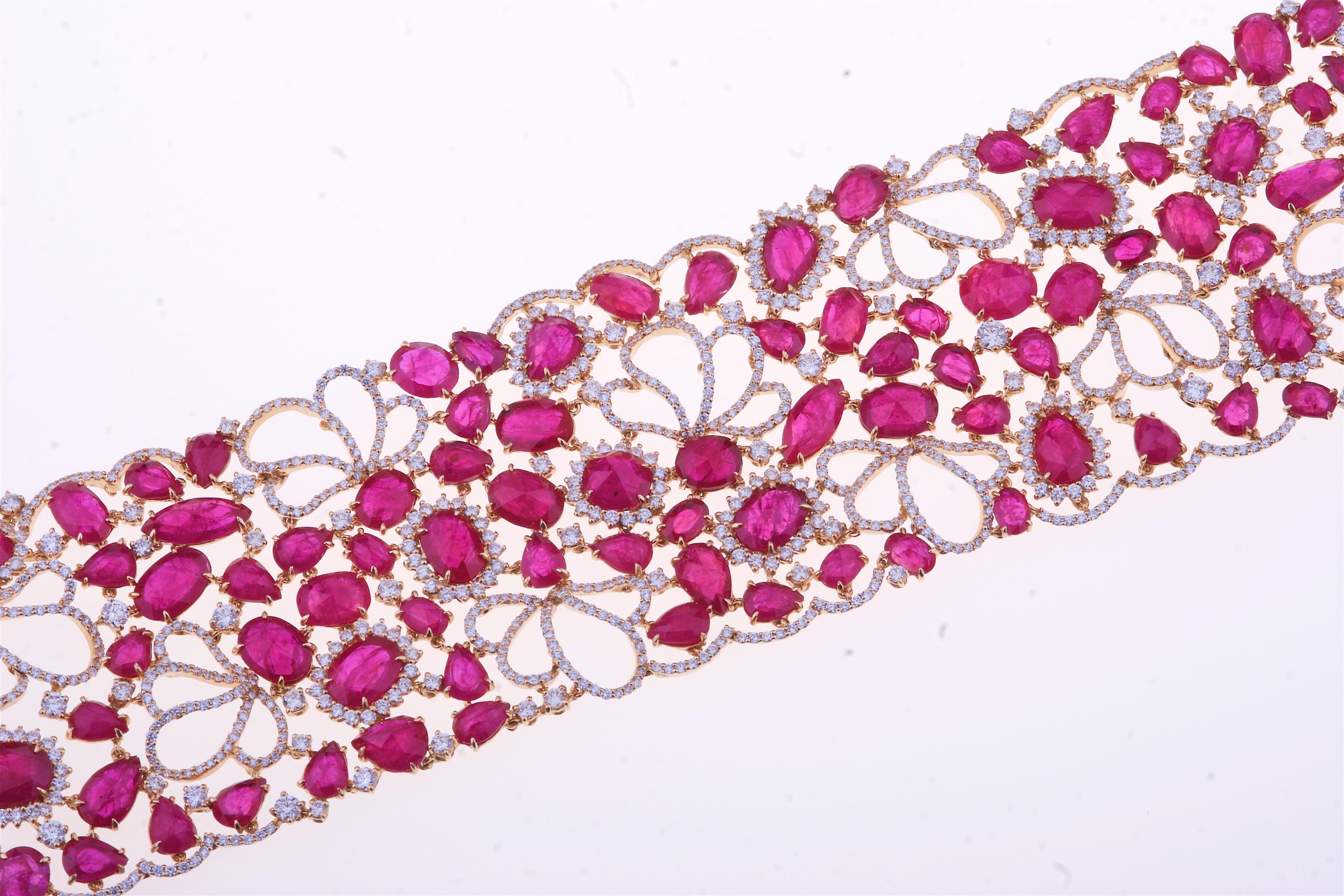 Superbe bracelet à motif de fleurs en rubis et diamants.
Des dizaines de rubis de Brigt (ct. 78.40) sur un tapis de fleurs mélangés à des diamants (G couleur SI - ct. 13.13) pour cette pièce unique.
Entièrement fabriqué en Italie, par des mains
