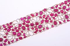 Impresionante Pulsera con Rubí y Diamantes en un Diseño de Flores