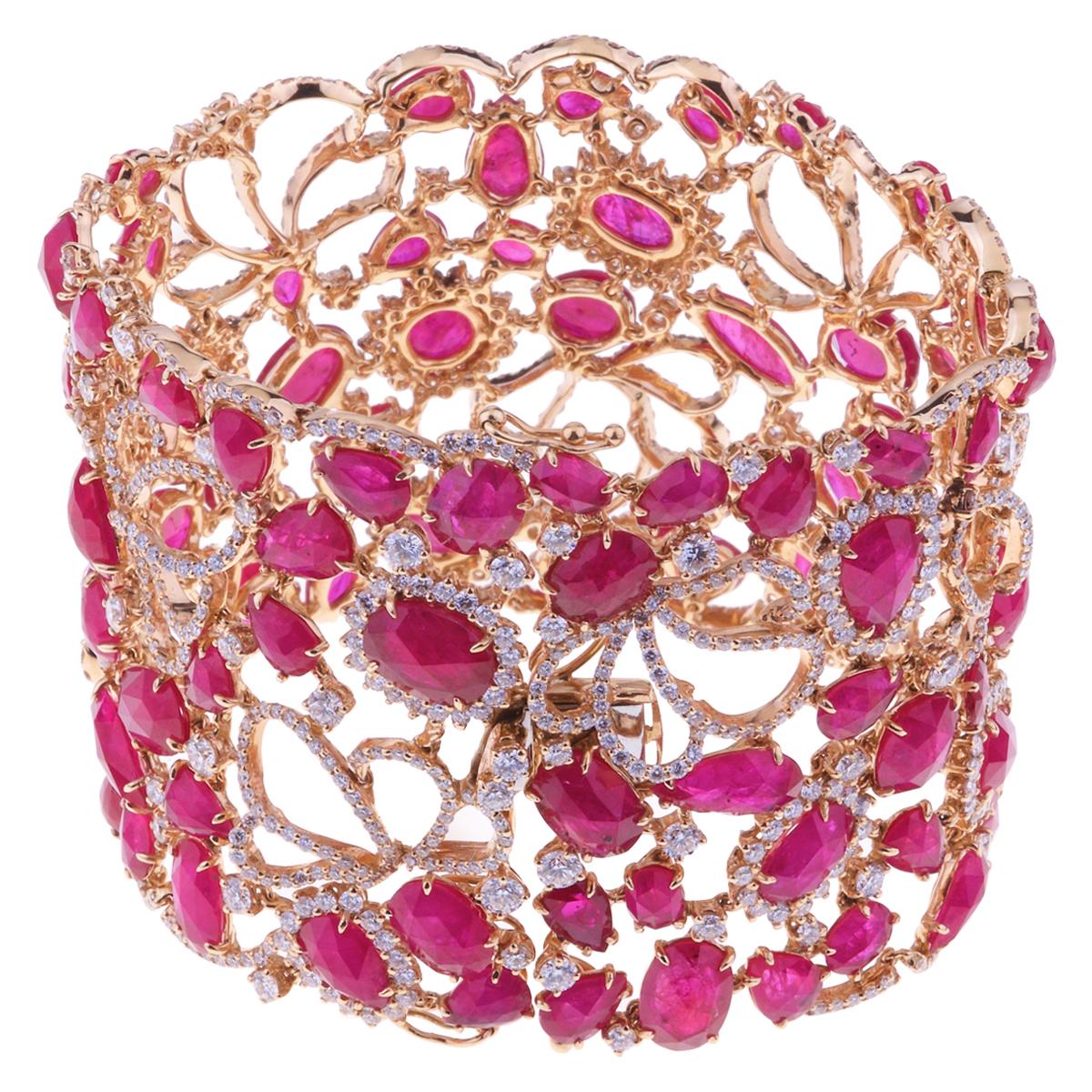 Superbe bracelet jonc en rubis et diamants en forme de fleurs en vente