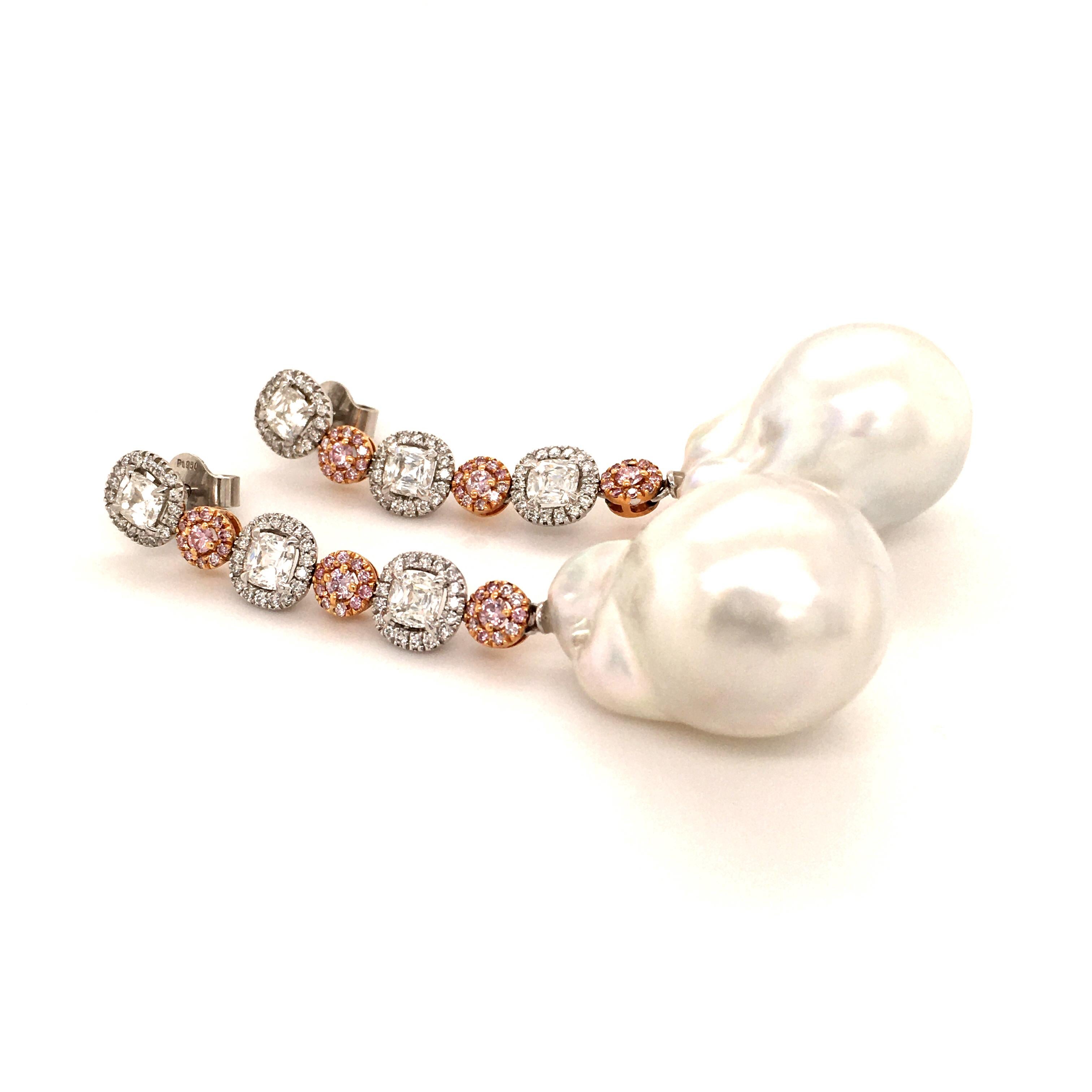 Stunning Baroque South Sea Cultured Pearl Earstuds with Fancy Colored Diamonds In Excellent Condition For Sale In Lucerne, CH
