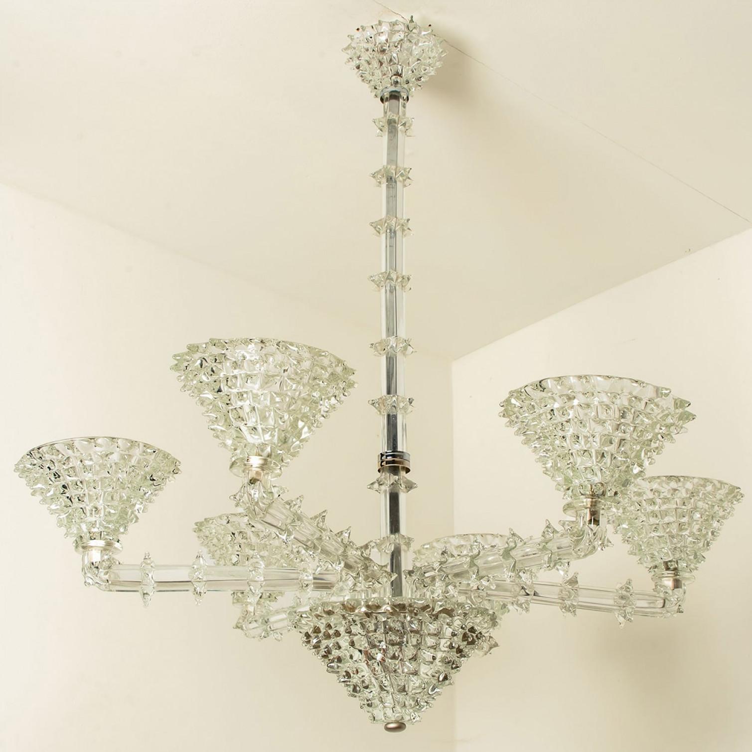 Uno splendido lampadario a sei bracci di Barovier&Toso, Italia, 1990. Questo pezzo è realizzato in vetro di Murano, arricchito da accenti cromati e motivi delicati, che creano una luce diffusa e giocosa. Illumina meravigliosamente.




Un'aggiunta