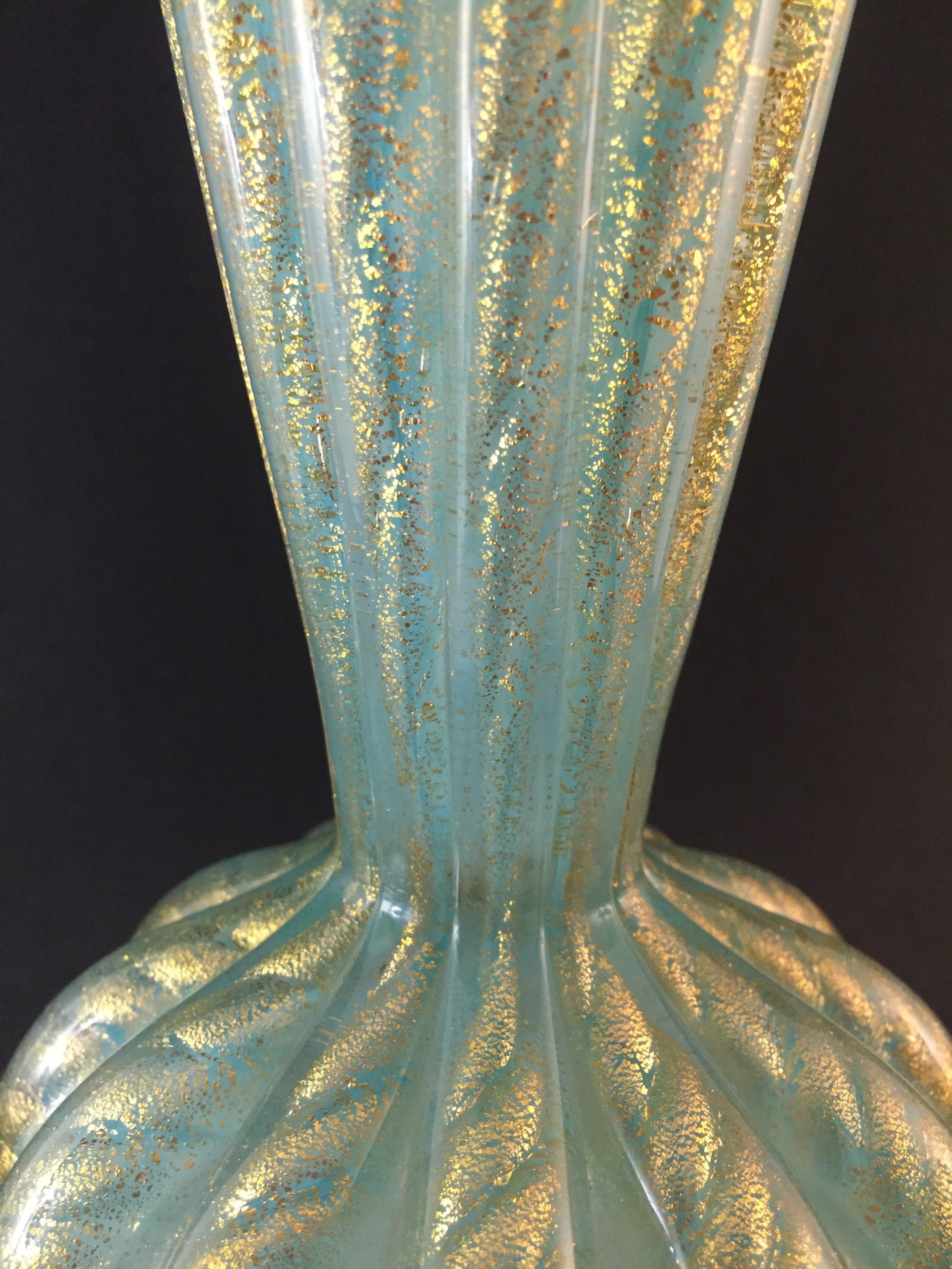 Stunning Barovier & Toso Ribbed Italian Murano Glass Vase with Gold Inclusions In Good Condition For Sale In Buchanan, NY