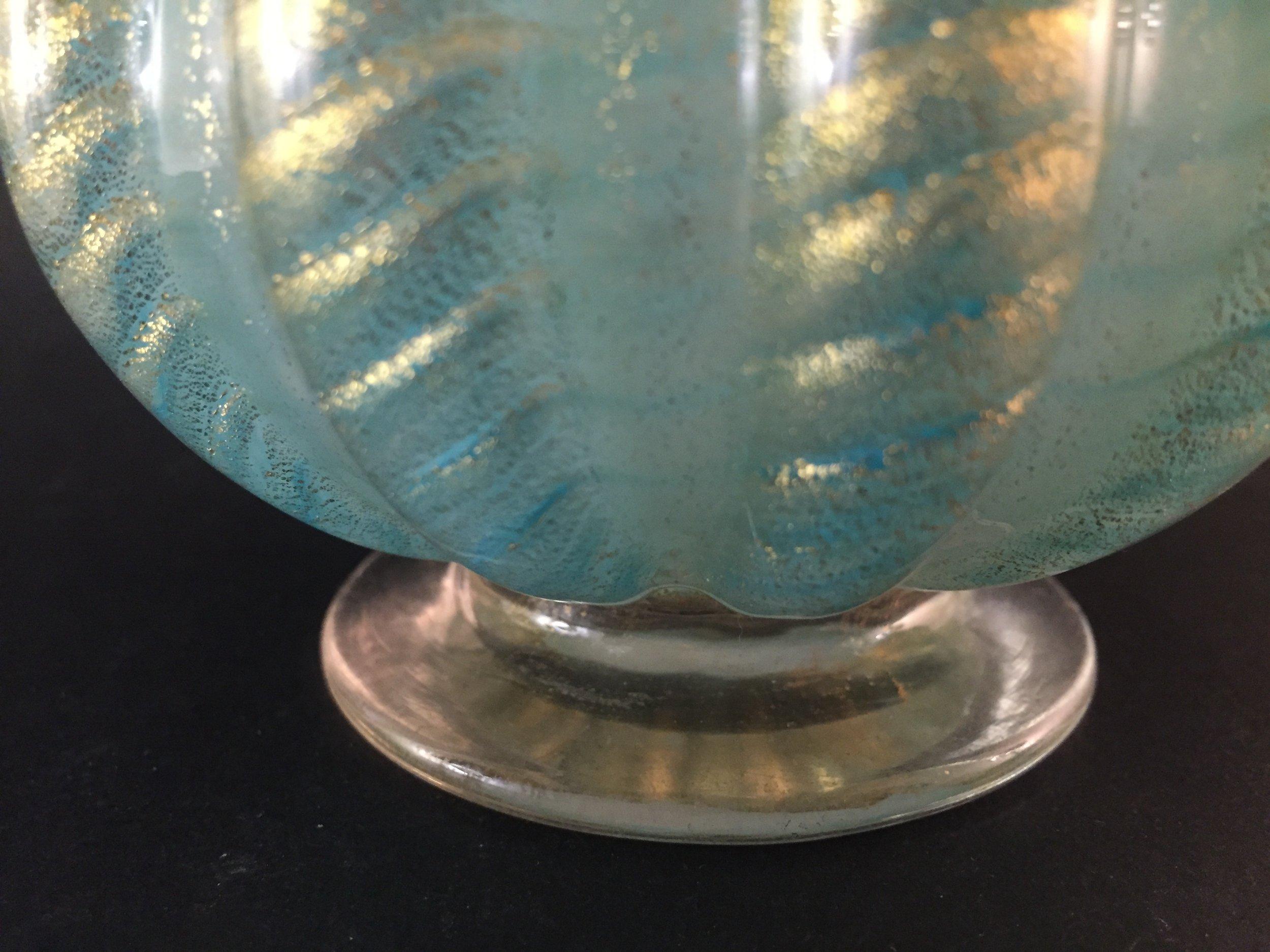 Stunning Barovier & Toso Ribbed Italian Murano Glass Vase with Gold Inclusions For Sale 2