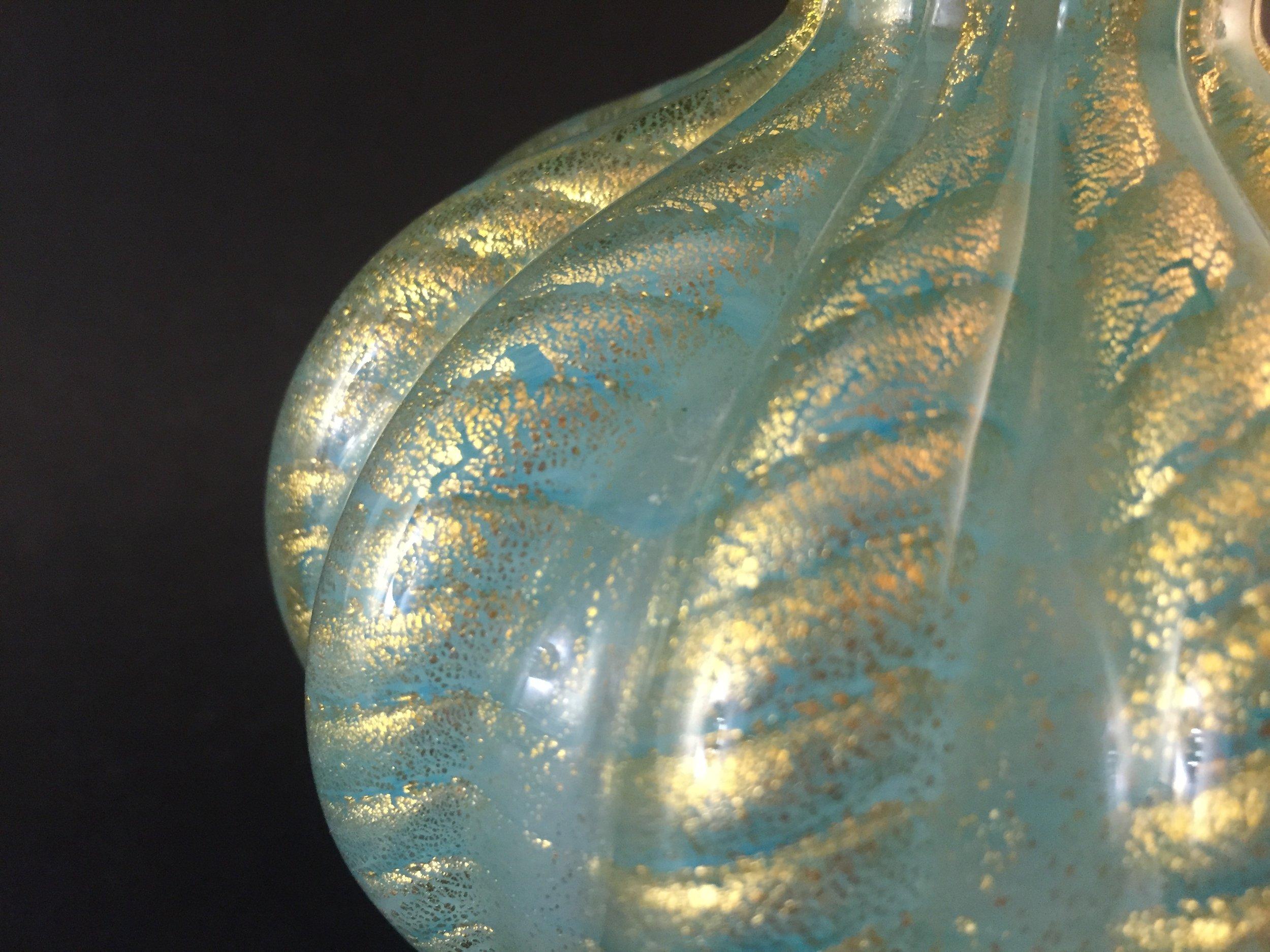 Stunning Barovier & Toso Ribbed Italian Murano Glass Vase with Gold Inclusions For Sale 3