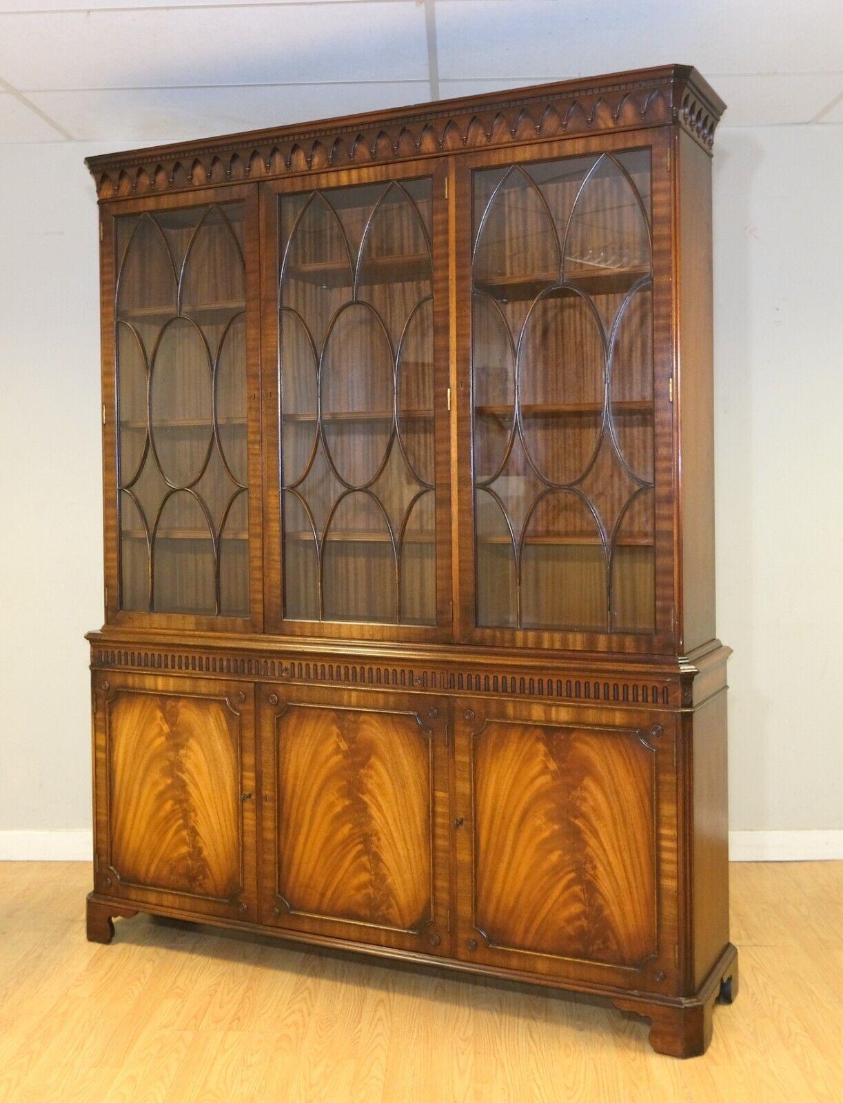 Victorian STUNNiNG BEVAN FUNELL BROWN HARDWOOD CABINET/CUPBOARD WITH GREEN WRITING SLIDE For Sale