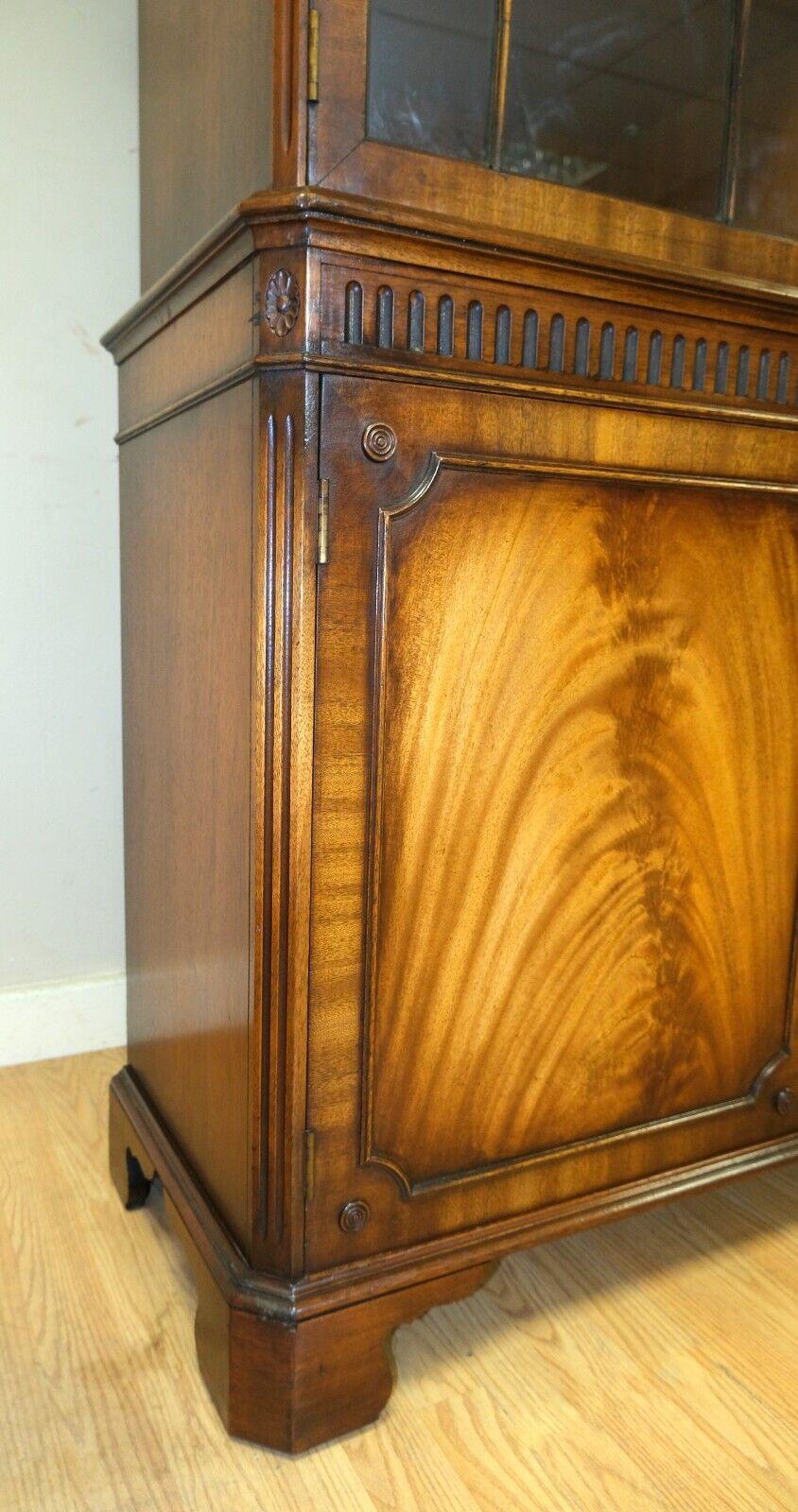 20th Century STUNNiNG BEVAN FUNELL BROWN HARDWOOD CABINET/CUPBOARD WITH GREEN WRITING SLIDE For Sale