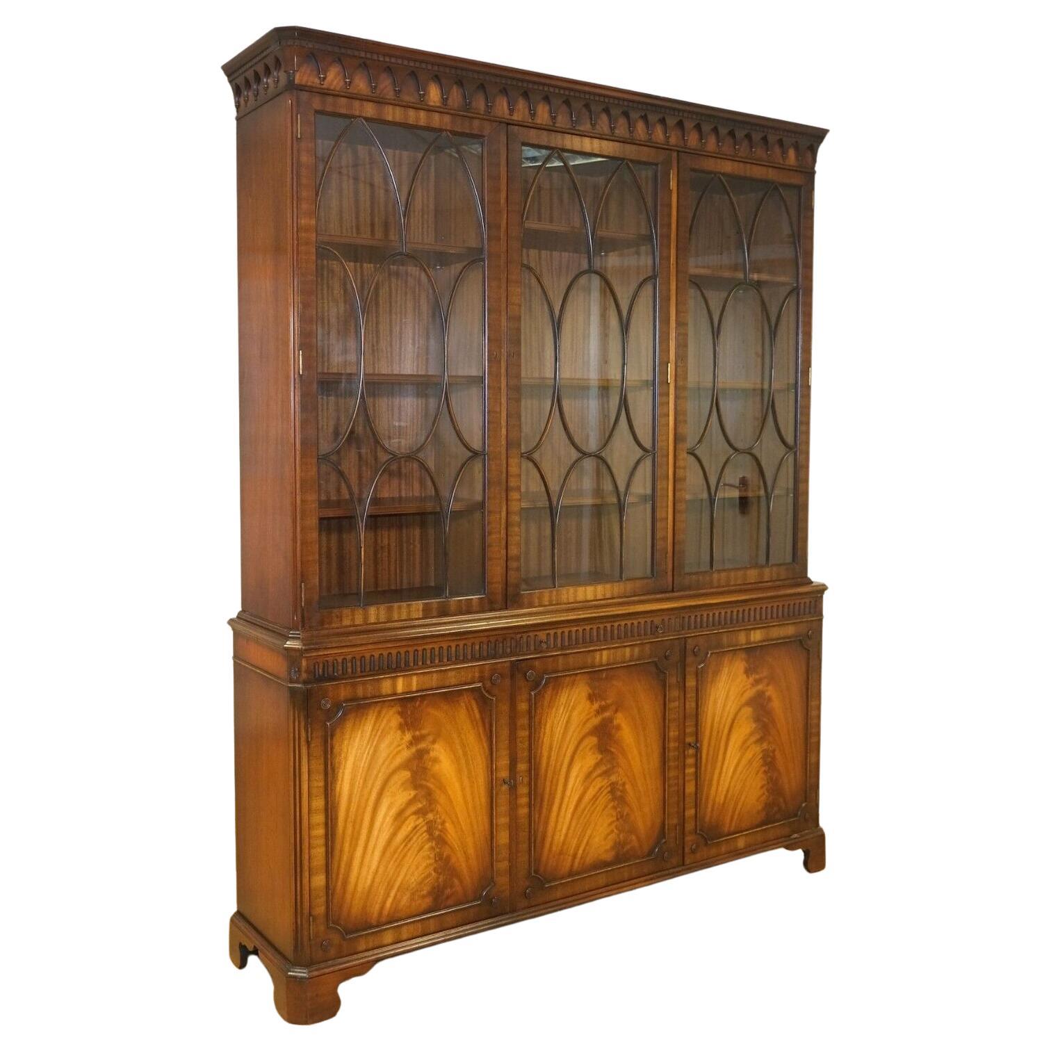 STUNNiNG BEVAN FUNELL CABINET/CUPBOARD EN HARDWOOD MARRON AVEC DRAPEAU DE ROSE en vente