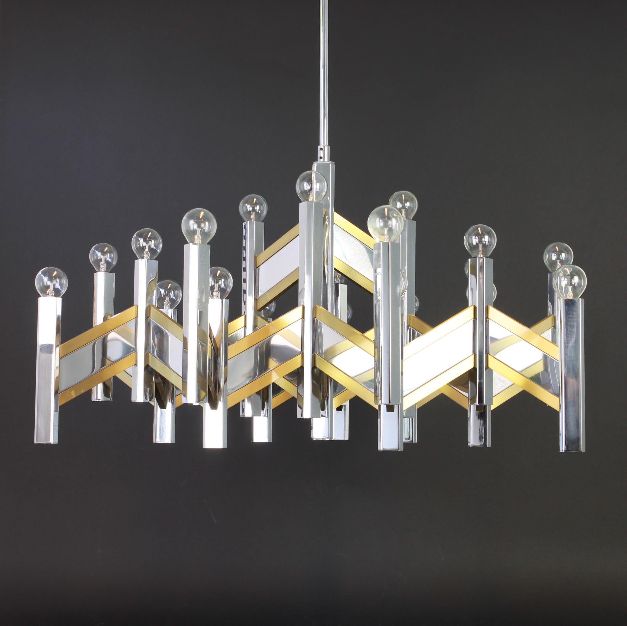 Stunning Huge chandelier designed by Sciolari.
Brush brass and chrome
Best of the 1960s.
High quality and in very good condition. Cleaned, well-wired and ready to use. 

The fixture requires 21 x E14 Standard bulbs with 40W max each and