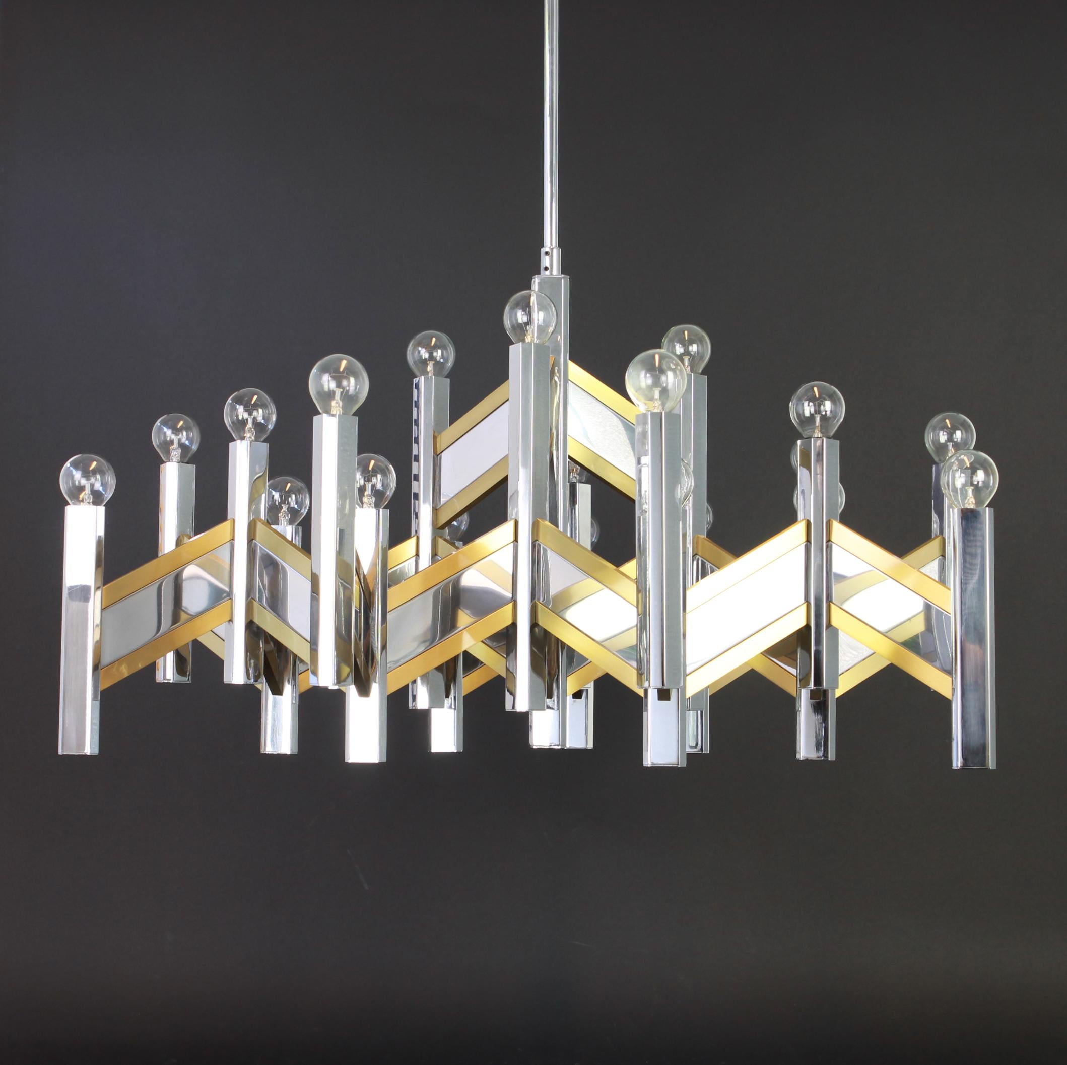 Superbe lustre géant conçu par Sciolari.
Brosse en laiton et chrome
Le meilleur des années 1960.
De haute qualité et en très bon état. Nettoyé, bien câblé et prêt à être utilisé. 

Le luminaire nécessite 21 ampoules E14 Standard de 40W max