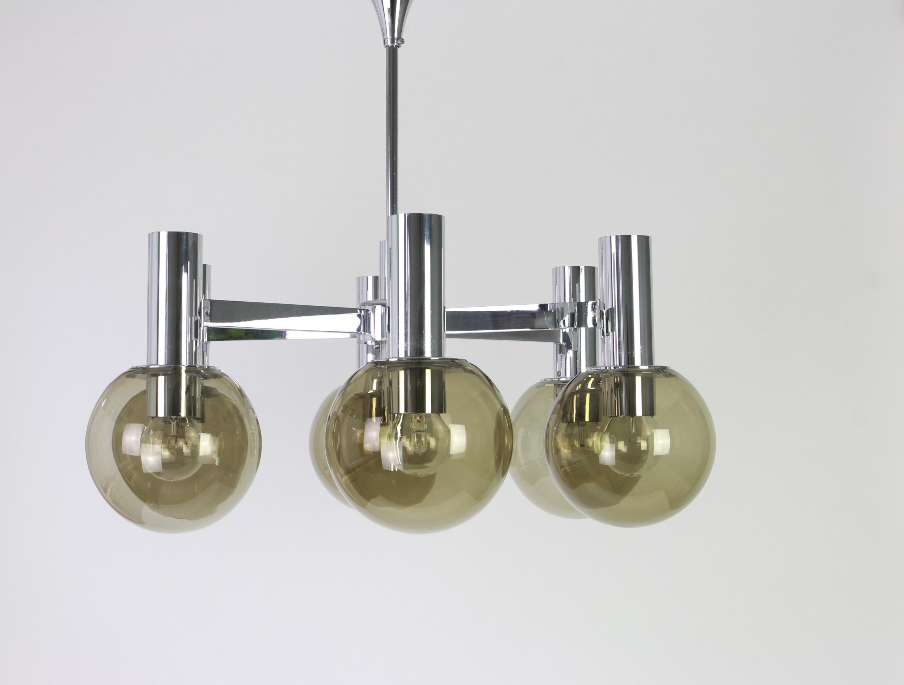 Six-light brass chandelier in the style of Sciolari.
Smoked glass in a very beautiful Smokey brown color with chrome frame, best of the 1960s.
High quality and in very good condition. Cleaned, well-wired and ready to use.

The fixture requires 6