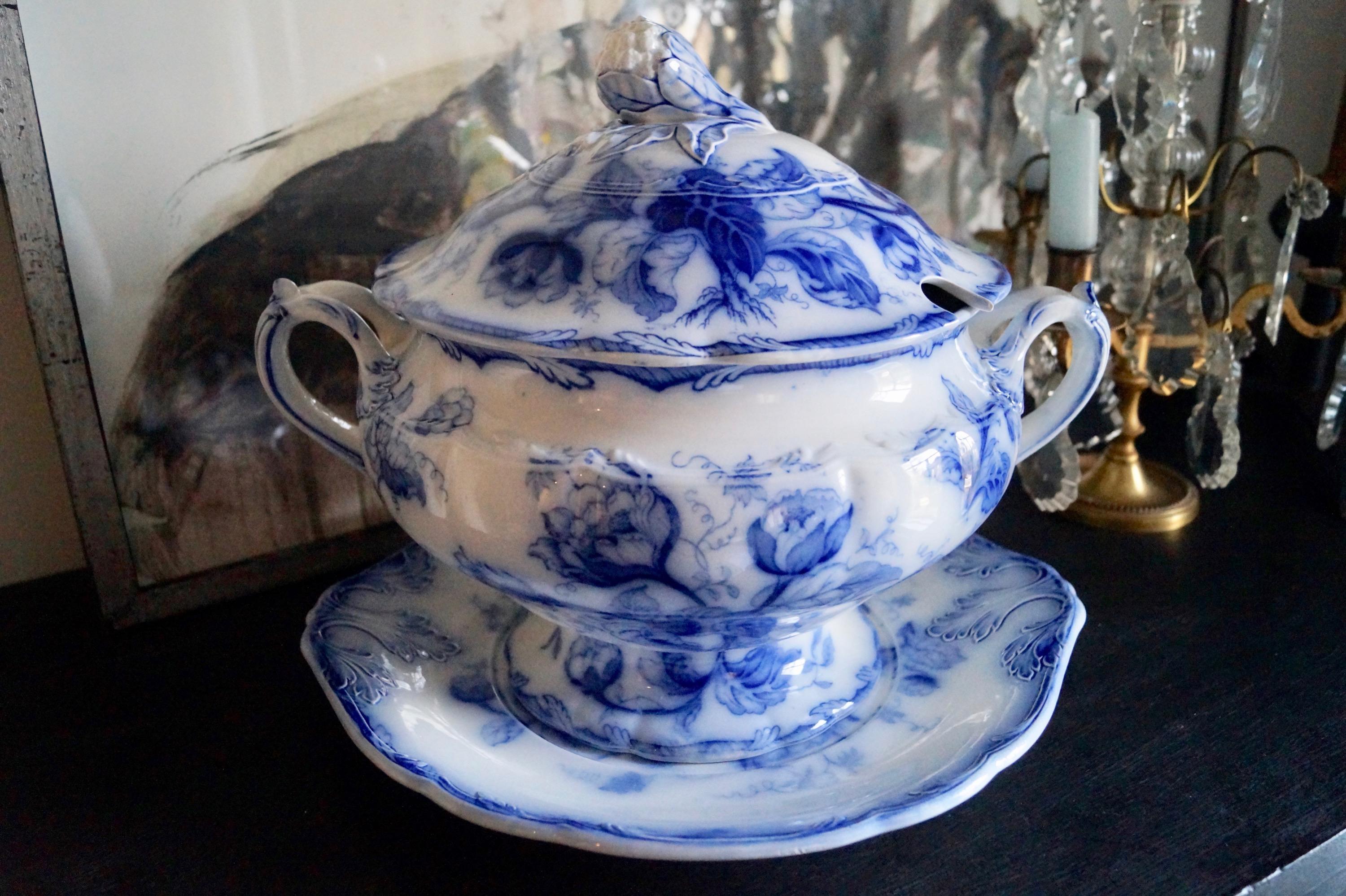 English Stunning Big Wedgwood Water Nymph Hand Painted Porcelain Soup Tureen, England For Sale