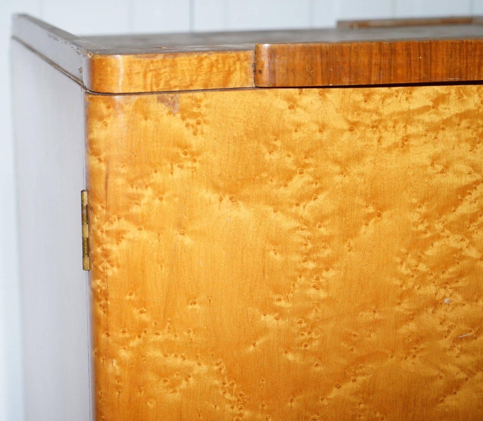 Stunning Bird's-Eye Maple Tudor Rose Art Deco Wardrobe Part of a Suite In Good Condition In West Sussex, Pulborough