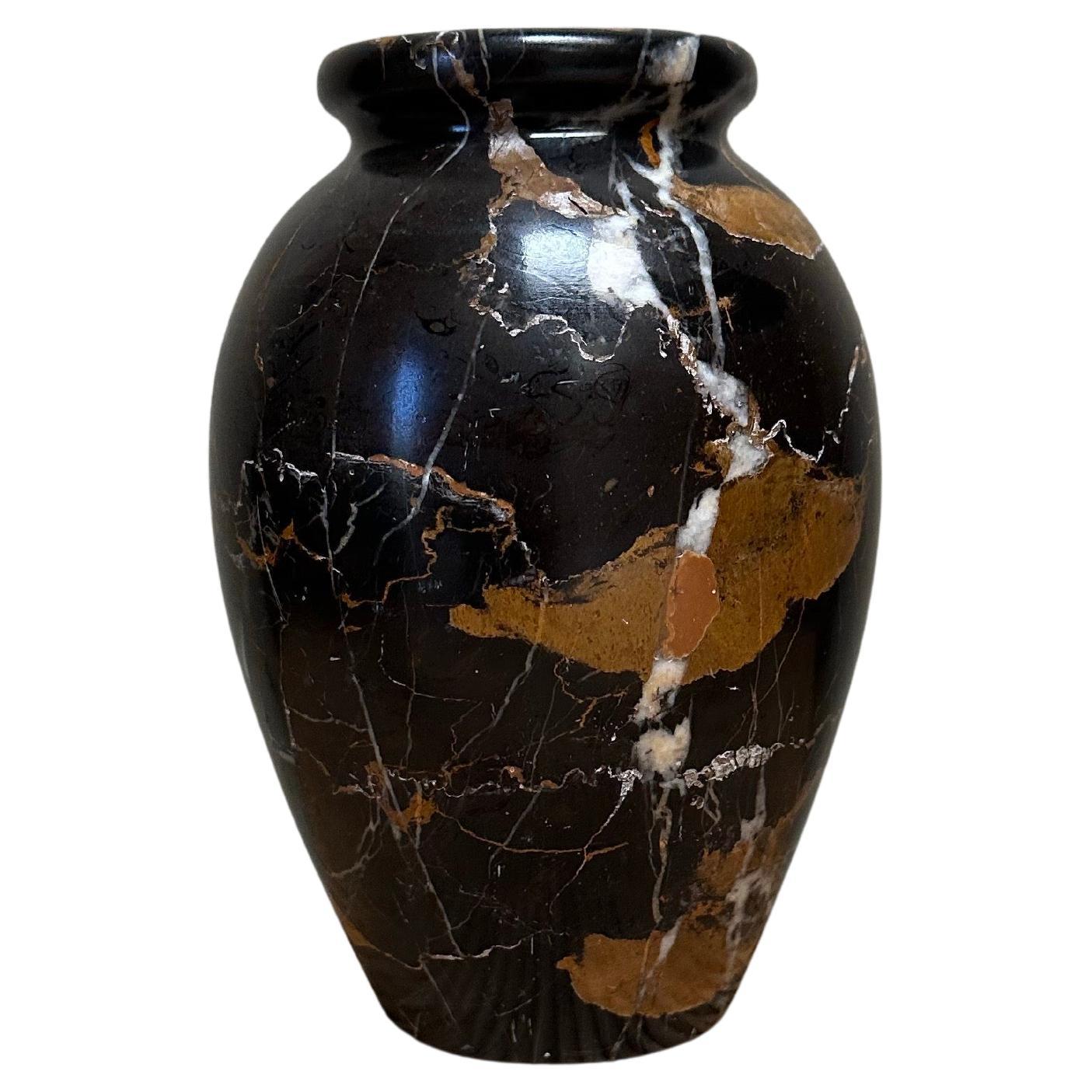 Magnifique vase en marbre Portoro poli vers les années 1970, de forme ovidienne avec un court col évasé et un marbre panaché frappant en noir/brun, moka, crème et blanc doux.  Le design présente des variations naturelles dans le marbre, ce qui rend
