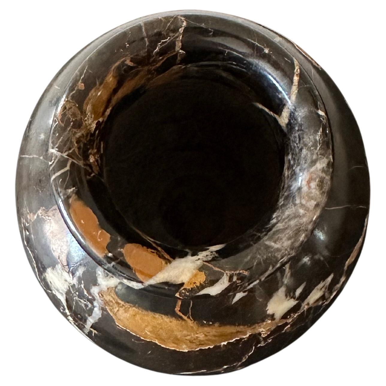 italien Superbe vase en marbre Portoro noir/brun sculpté à la main vers les années 1970 en vente