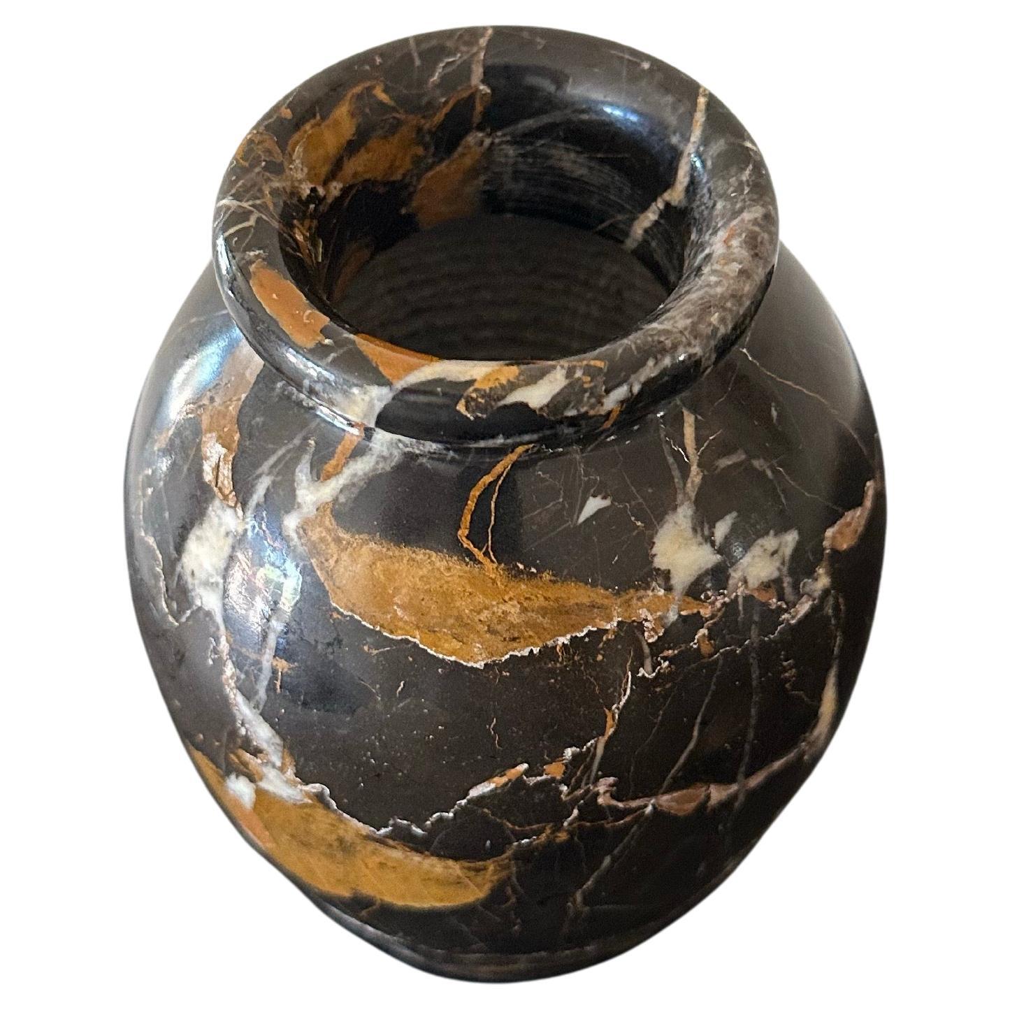Sculpté à la main Superbe vase en marbre Portoro noir/brun sculpté à la main vers les années 1970 en vente