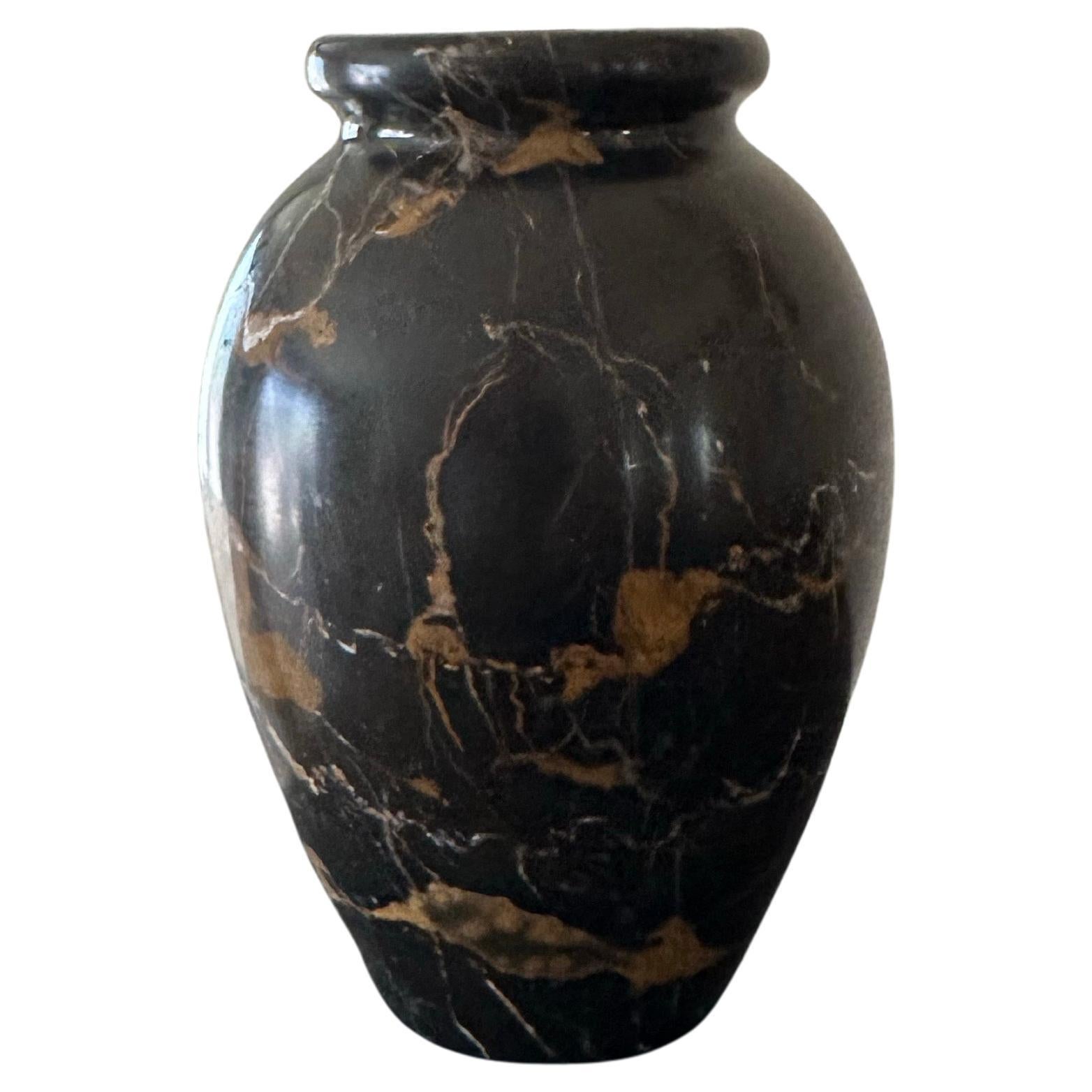 Superbe vase en marbre Portoro noir/brun sculpté à la main vers les années 1970 Bon état - En vente à San Diego, CA